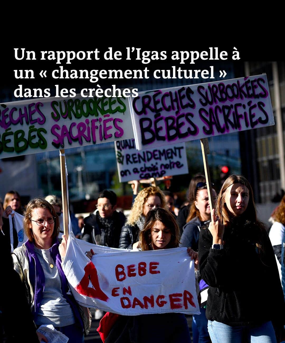 ルモンドのインスタグラム：「Plus de neuf mois après la mort d’une fillette dans une crèche privée à Lyon, après qu’une professionnelle l’eut forcée à ingérer de la soude caustique, l’Inspection générale des affaires sociales (Igas) publie, mardi 11 avril, un rapport alarmant sur le secteur de la petite enfance. Elle avait été saisie par le ministre des solidarités, Jean-Christophe Combe, pour « apporter rapidement des éclaircissements quant aux facteurs qui, dans cette crèche, dans ce réseau et dans le cadre général des modes d’accueil collectif, auraient pu concourir à l’installation de telles situations ».  Leurs réflexions s’appuient sur des auditions, des visites de terrain dans huit départements et dans trente-six établissements d’accueil du jeune enfant (EAJE), mais aussi sur trois questionnaires adressés aux directeurs d’établissement, aux professionnels et aux parents, qui ont reçu respectivement 5 275, 12 545 et 27 671 réponses.  Fruit de quatre mois d’investigations, le document éclaire d’une lumière crue des défaillances majeures au sein des EAJE. Certes, le secteur se caractérise par une « grande hétérogénéité », ont souligné les auteurs lors d’une présentation en avant-première organisée au ministère des solidarités, jeudi 6 avril, devant les membres du Comité de filière petite enfance, qui réunit les principaux acteurs professionnels – présentation à laquelle Le Monde a assisté. Il n’empêche : bien souvent, « les conditions ne sont pas entièrement réunies, à ce jour, pour garantir un accueil de qualité ». - Vous avez lu 30% de cet article. - Photo : Des manifestants brandissent des banderoles sur lesquelles on peut lire « Les crèches surbookées sacrifient les bébés » lors d’une manifestation organisée par les assistantes maternelles, à Paris, le 6 octobre 2022. CHRISTOPHE ARCHAMBAULT / AFP - Retrouvez notre article en suivant le lien linkinbio sur notre profil.⁣⁣ -  #igas #petiteenfance #maltraitance #manquedemoyens」
