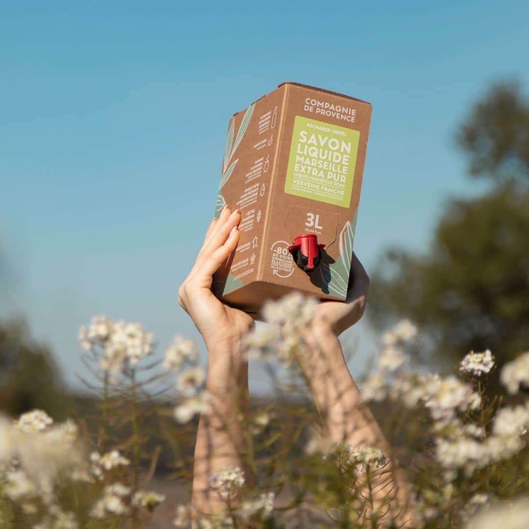 のインスタグラム：「Notre nouvelle recharge format 3L a été pensée pour les inconditionnels de nos savons liquides de Marseille ! ⁠ ⁠ Cette recharge est composée d’un carton recyclable imprimé avec des encres d’origine végétale, d’une poche ergonomique permettant une conservation optimale de nos Savons liquides de Marseille, et d’un robinet qui libère la juste dose de savon. Un vrai jeu d’enfant !⁠ ⁠ Elle permet de réduire de 80% le poids d’emballage plastique par rapport à 3 recharges 1L de Savon Liquide de Marseille Compagnie de Provence 🌿​⁠ ⁠ Voici de quoi limiter votre empreinte carbone, sans renoncer au confort pour votre peau !⁠ ⁠ --⁠ ⁠ Our new 3L refill was designed for our liquid soaps addicts ! ⁠ ⁠ #compagniedeprovence #vegetableoils #naturalproductstv #naturalskincare #igersmarseille #igersaixenprovence #handcream #crememains #cremepourlesmains #savonliquide #liquidesoap #bathroom #design #deco #interior #homeinterior #minimalist #musthave #skincare #cosmetics #avril #april #printemps #provence」