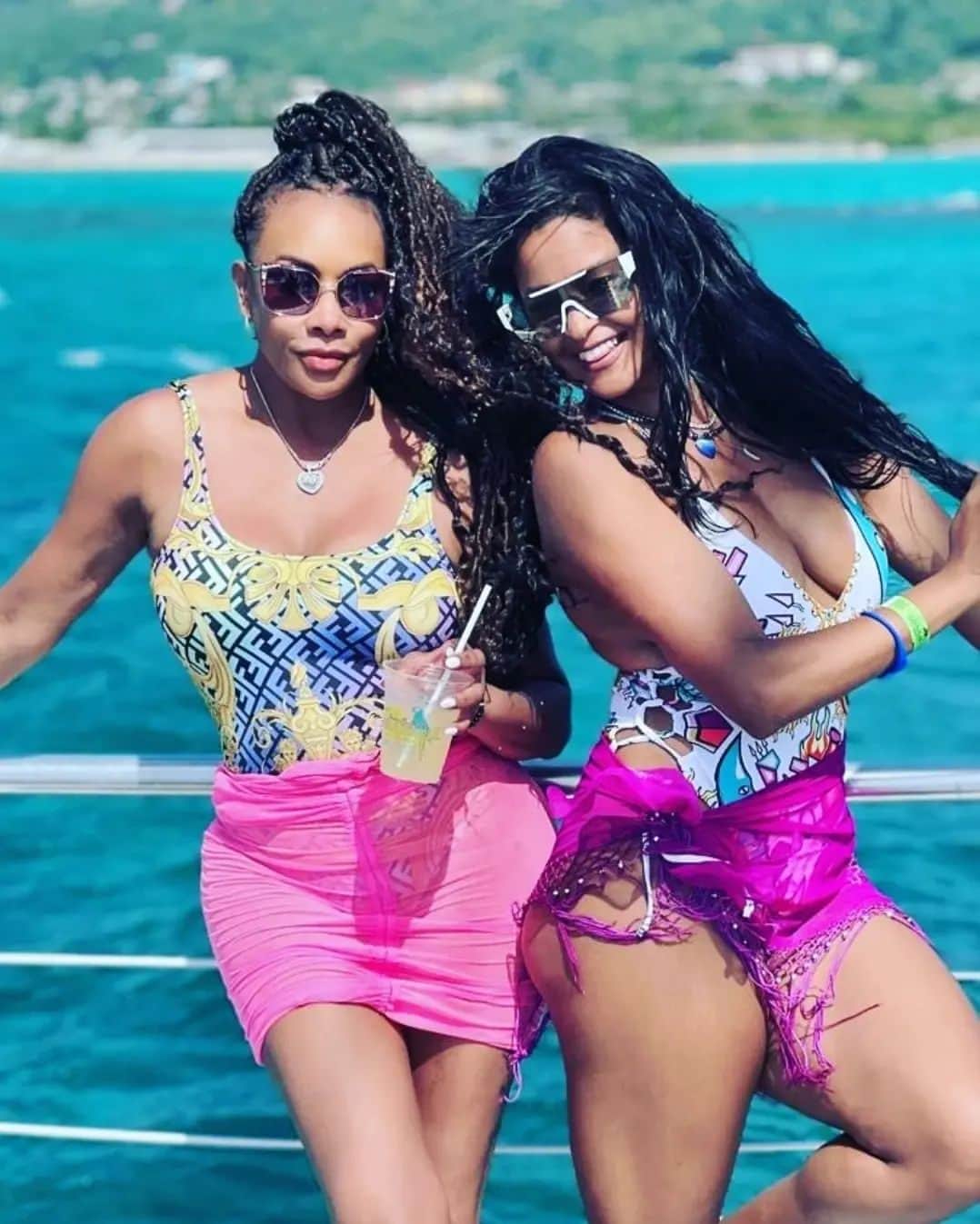 ヴィヴィカ・A・フォックスさんのインスタグラム写真 - (ヴィヴィカ・A・フォックスInstagram)「GM Dawlings! Join me in wishing my GURL the BEAUTIFUL @claudiajordan a blessed HAPPY BIRTHDAY! From ya @foxsoul "Cocktails With Queens" know we LUVS YA TONS QUEEN! ENJOY Aruba! #LifeIsGood #GodIsGood #Blessed #Respect #GurlPower #VivicaFoxHair #TeamVivica #TeamFox #MyGrindDontStop #LegitimateCareers #BossMoves #LoveWins #Hosts #ClassicBadChicks 🔥🖤💖👸🏽🤑🥂🔥」4月13日 0時11分 - msvfox