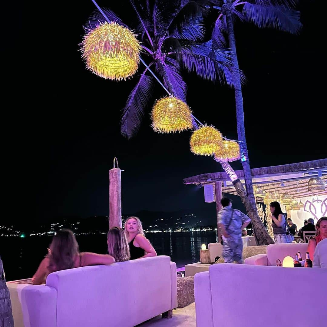 Mika Jimboさんのインスタグラム写真 - (Mika JimboInstagram)「【ちるい夜🌕@サムイ島】  🍹 @elephantbeachclub  📍 Thailand/Koh Samui  たまたま見つけたお店だけど、 いいビーチバーだったなぁ〜👏  🔥ファイヤーショー見れる(割と豪華) 🍹お酒の種類多い 🌱シーシャ吸える(シーシャだけ現金) ⛱お店が綺麗でビーチ沿いの席も良さそう 🎵音がうるさすぎない&アッパーすぎない  すごく居心地が良いところだったな〜ファイヤーショー見たいなら下のビーチ沿いの席にした方が良いかと👍  隣とかはすごいEDMごりごりの踊る系だったからまたそれも楽しそうだったよ👍  #サムイ#サムイ島 #サムイ島旅行 #タイ旅行#タイ観光#サムイ観光#サムイ旅行#ビーチバー#ビーチクラブ#タイの観光シリーズ #ビーチパーティー」4月13日 0時03分 - mikajimbox