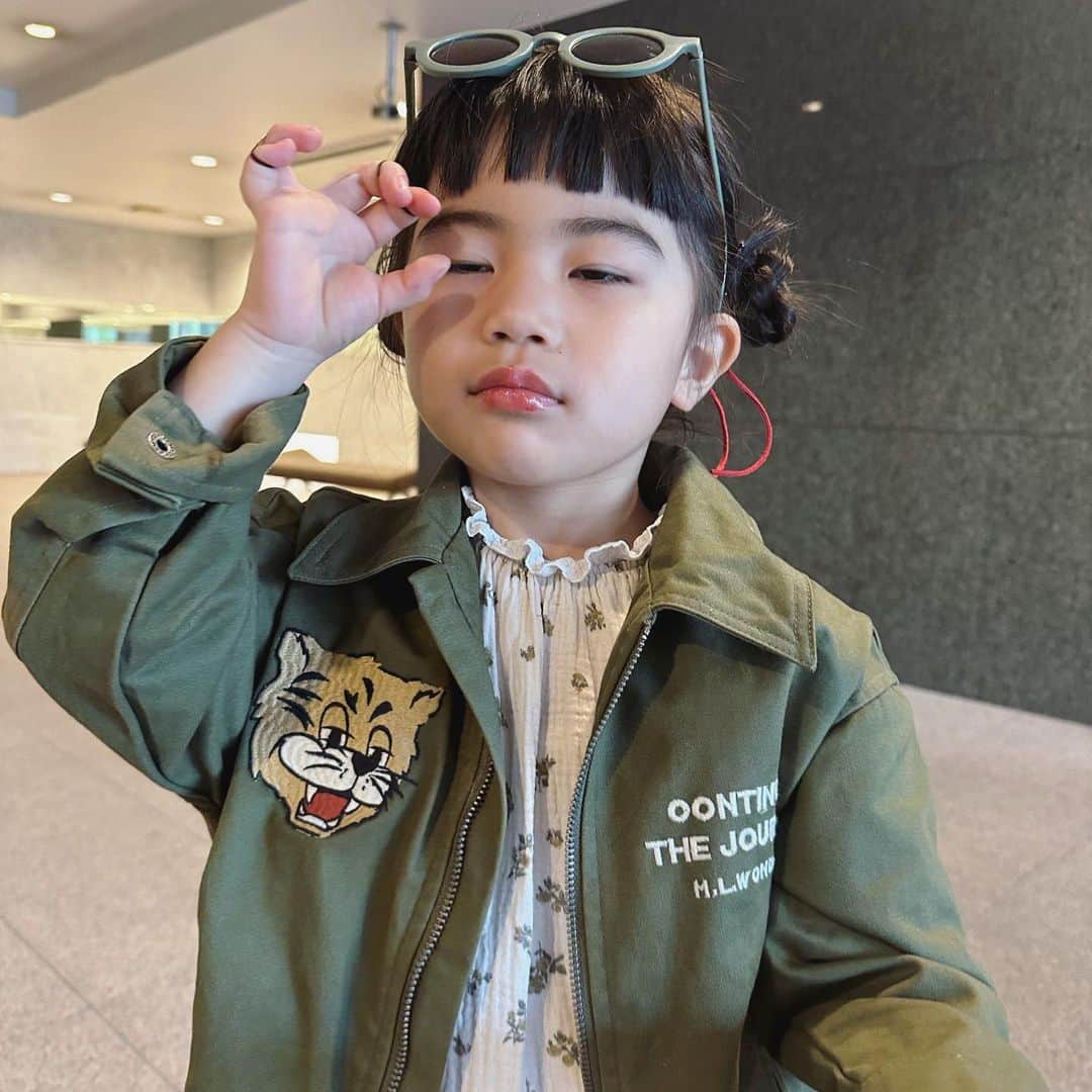 小松美緒のインスタグラム：「ベトジャン娘とチャイナ母の　 おやすみの日🌷　  もうすぐで５歳だけどまだちょっとの距離でも抱っこをせがむ娘を必死で歩かせてます😮‍💨 公園では永遠に走ってるのに、、、🤷🏼‍♀️」