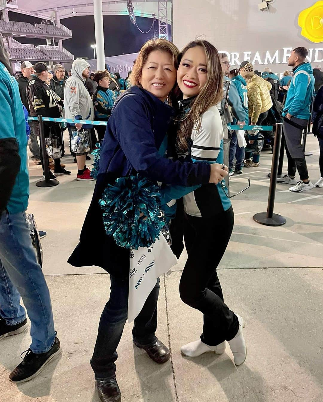 本田景子さんのインスタグラム写真 - (本田景子Instagram)「My mentor❤️ She supports me a lot from Chicago🥹❤️ Thank you & love you so so so much🫶💕  私のアメリカ生活をシカゴからたくさん応援して下さるみゆきさん🥹 アメリカ生活が長いみゆきさんはとても頼りになります。的確なアドバイスをくださるので、分からないことがあれば連絡してアドバイスもらって、たくさん助けて頂いています。 言葉では伝えられないほど感謝の気持ちでいっぱいです。 フットボール大好きなみゆきさんなので試合にご招待したら、お忙しい中わざわざシカゴから応援に駆けつけて下さいました🥺🫶💕  この前もシカゴに乗り換えでよっただけなのに、短時間の中で会いに来てくれて、もう愛しか感じない😭❤️  いつも心配して気にかけて下さり、たくさんの愛を本当にありがとうございます😭❤️  みゆきさんに試合観てもらえて嬉しかった😍🥹❤️  #america #jacksonville #florida #Jags #jaguars #roar #theroarofthejaguars #nfl #cheer #cheerleader #nflcheerleader #americandream #duuuval #チア #アメリカ生活 #チアリーダー #夢 #挑戦 #意志あるところに道は開ける #wheretheresawilltheresaway #challenge #chance #passion #dream #love #japanese」4月13日 0時19分 - keikohonda1111