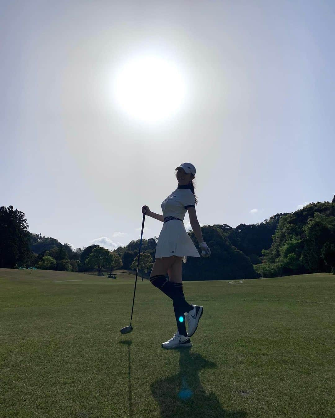 山崎みどりさんのインスタグラム写真 - (山崎みどりInstagram)「NEW GOLF WEAR 2023SS  MIRROR9 @mirror9golf   トップスもスカートも生地が良くて動きやすくてかわいい♡  ニーハイソックスも @mirror9golf   ちなみにスカートのウエストはゴムだからランチ挟んでも大丈夫🫶🏻  この日のスコアはjust 100..  もっと上手くなりたい🧚🏻‍♀️ ────────────────────────── #mirror9 #ミラーナイン#golflife #ゴルフ女子 #ゴルフウェア #golfstagram #ゴルフコーデ #ゴルフウェアレディース #ゴルフファッション #golfday」4月13日 0時20分 - midori_yamasaki_