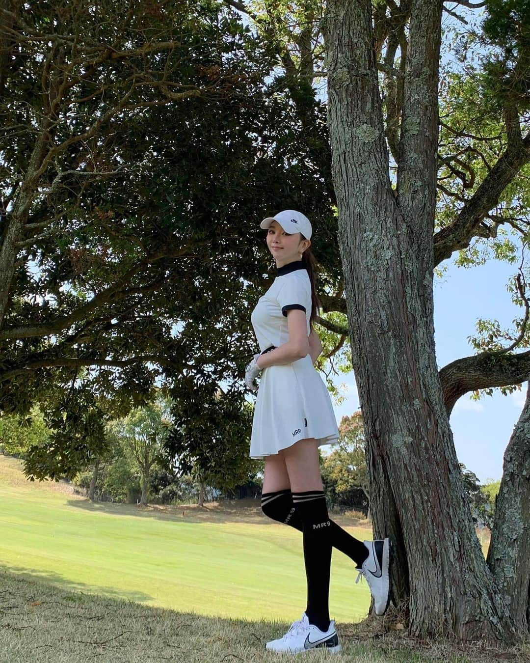 山崎みどりさんのインスタグラム写真 - (山崎みどりInstagram)「NEW GOLF WEAR 2023SS  MIRROR9 @mirror9golf   トップスもスカートも生地が良くて動きやすくてかわいい♡  ニーハイソックスも @mirror9golf   ちなみにスカートのウエストはゴムだからランチ挟んでも大丈夫🫶🏻  この日のスコアはjust 100..  もっと上手くなりたい🧚🏻‍♀️ ────────────────────────── #mirror9 #ミラーナイン#golflife #ゴルフ女子 #ゴルフウェア #golfstagram #ゴルフコーデ #ゴルフウェアレディース #ゴルフファッション #golfday」4月13日 0時20分 - midori_yamasaki_