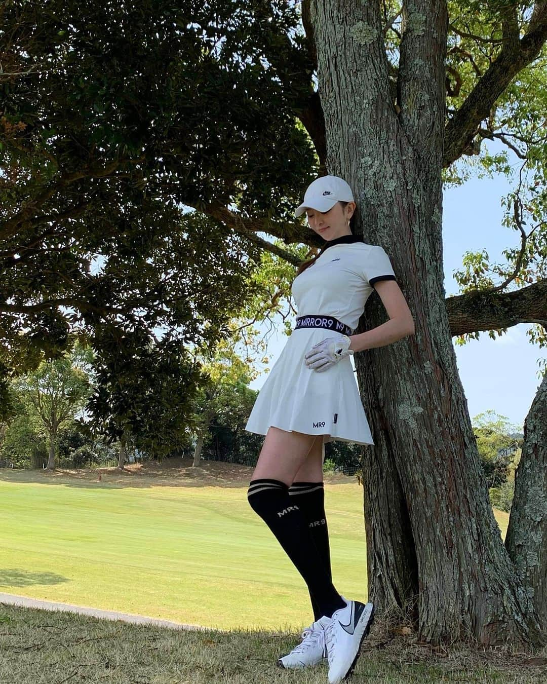 山崎みどりさんのインスタグラム写真 - (山崎みどりInstagram)「NEW GOLF WEAR 2023SS  MIRROR9 @mirror9golf   トップスもスカートも生地が良くて動きやすくてかわいい♡  ニーハイソックスも @mirror9golf   ちなみにスカートのウエストはゴムだからランチ挟んでも大丈夫🫶🏻  この日のスコアはjust 100..  もっと上手くなりたい🧚🏻‍♀️ ────────────────────────── #mirror9 #ミラーナイン#golflife #ゴルフ女子 #ゴルフウェア #golfstagram #ゴルフコーデ #ゴルフウェアレディース #ゴルフファッション #golfday」4月13日 0時20分 - midori_yamasaki_