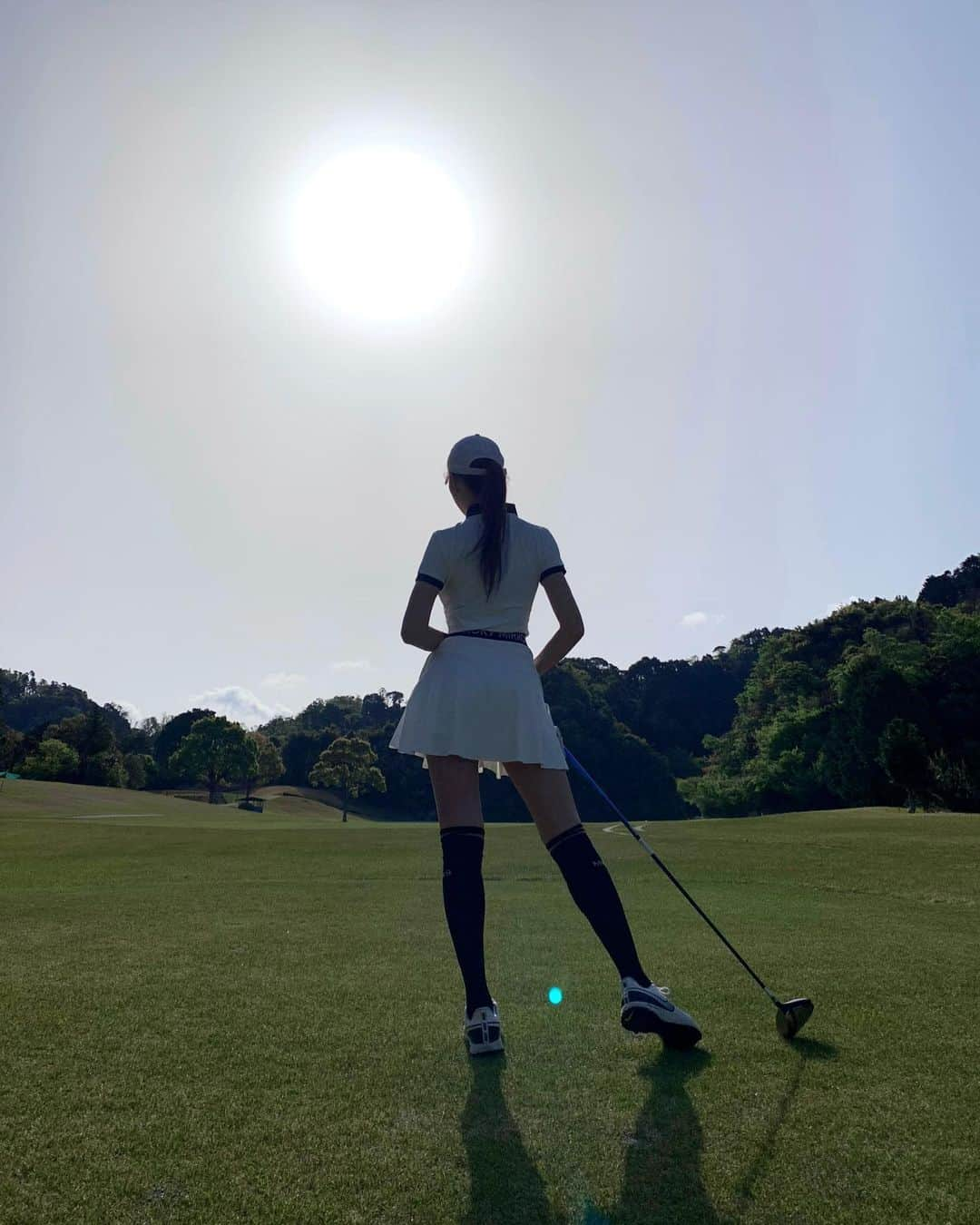 山崎みどりさんのインスタグラム写真 - (山崎みどりInstagram)「NEW GOLF WEAR 2023SS  MIRROR9 @mirror9golf   トップスもスカートも生地が良くて動きやすくてかわいい♡  ニーハイソックスも @mirror9golf   ちなみにスカートのウエストはゴムだからランチ挟んでも大丈夫🫶🏻  この日のスコアはjust 100..  もっと上手くなりたい🧚🏻‍♀️ ────────────────────────── #mirror9 #ミラーナイン#golflife #ゴルフ女子 #ゴルフウェア #golfstagram #ゴルフコーデ #ゴルフウェアレディース #ゴルフファッション #golfday」4月13日 0時20分 - midori_yamasaki_