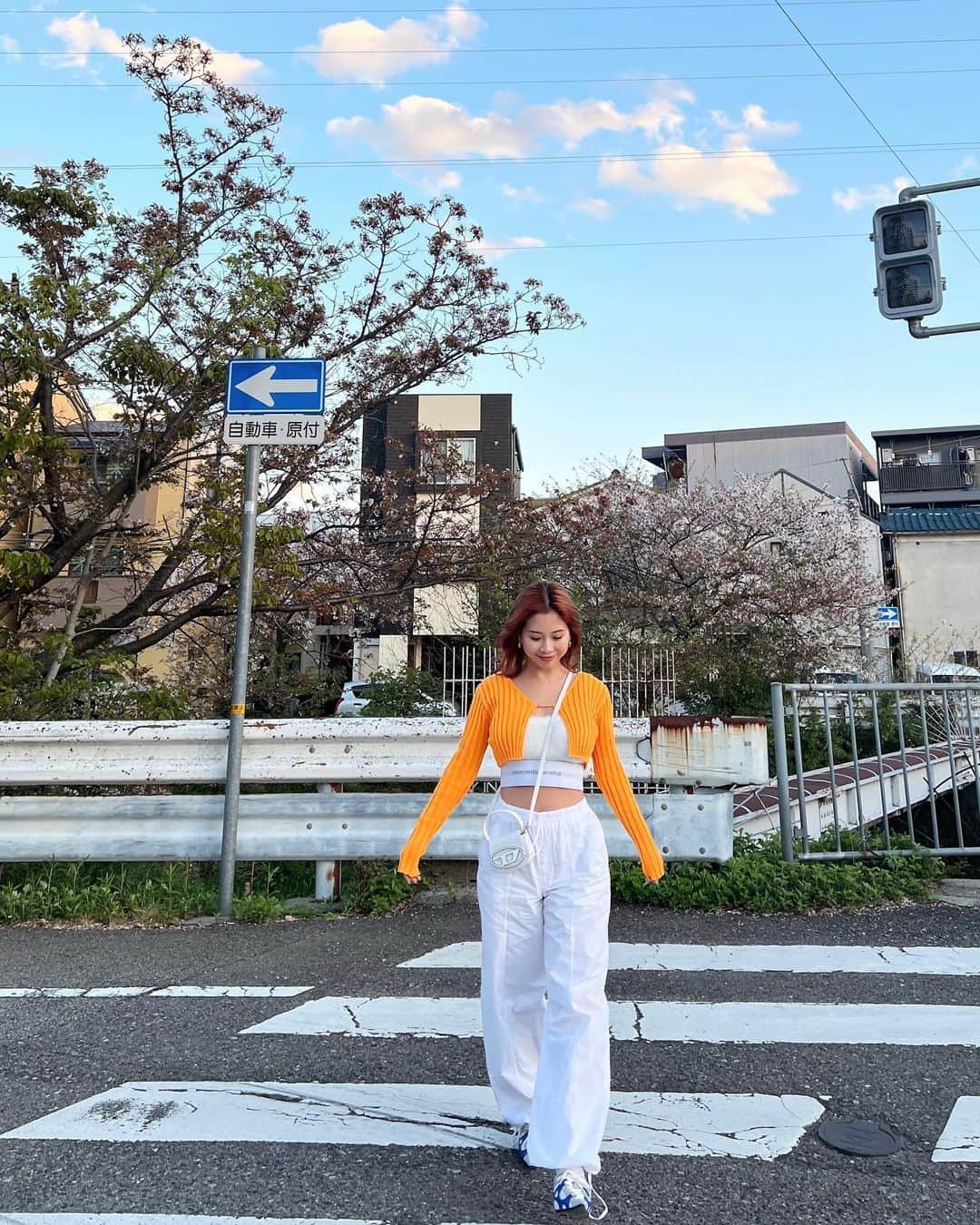 ヒロタナギサのインスタグラム：「_  この時のコーデの シルエットが好き🤍  春夏はとくにカラーもの着たくなる🍊🍋 #ngscode」