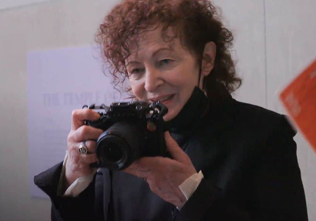大森美希さんのインスタグラム写真 - (大森美希Instagram)「All the Beauty and the Bloodshed, 2022 documentary film follows the career and the life of photographer Nan Goldin and the downfall of the Sackler family, directed by Laura Poitras, the film was awarded the Golden Lion at the 79th Venice International Film Festival, was also nominated for Best Documentary Feature at the 95th Academy Awards   『オール・ザ・ビューティー・アンド・ザ・ブラッドシェッド(原題)』写真家ナン・ゴールディンのキャリア と人生、そして彼女がアメリカで深刻な健康被害を引き起こしている医療用麻薬オピオイドを販売するサックラー家の責任を追求する活動を、「シチズンフォー スノーデンの暴露」で第87回アカデミー長編ドキュメンタリー賞を受賞したローラ・ポイラトス監督が追ったドキュメンタリー。この映画は第79回ベネティア国際映画祭で金獅子賞を受賞。第95回アカデミー賞で長編ドキュメンタリー賞にノミネートされた。  実際映画館に見に行ったけど、いろいろ考えさせられるとても良い映画。ナン・ゴールディンの写真もおすすめ。私はもう一度見に行こうと思っている。  #nangoldin #movie #allthebeatyandthebloodshed #film #laurapoitras #documentary #aids #sida #goldenlion #cinema #sexuality   #ナンゴールディン #ドキュメンタリー #ドキュメンタリー映画 #薬害 #ベネチア国際映画祭 #金獅子賞 #オピオイド鎮痛薬 #フォトグラファー #映画 #名画 #薬害訴訟 #薬物 #セクシャリティ #エイズ」4月13日 0時17分 - mikiomori_