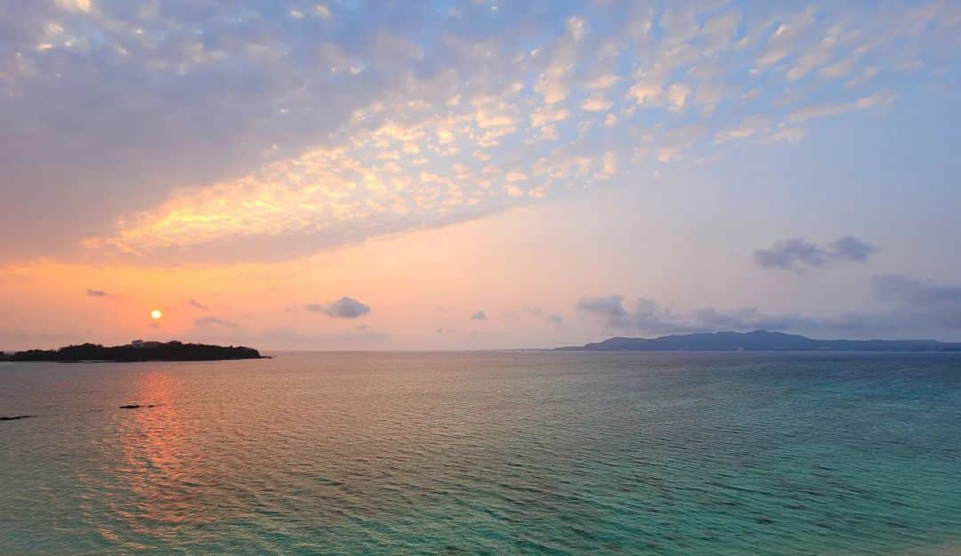 Shihoさんのインスタグラム写真 - (ShihoInstagram)「blue and green and pink and orange sunset  #sunset #bluegreenocean #sea #sky #beautifulday #singerslife #blueingreen #myfavsong」4月13日 0時24分 - fried_pride_shiho