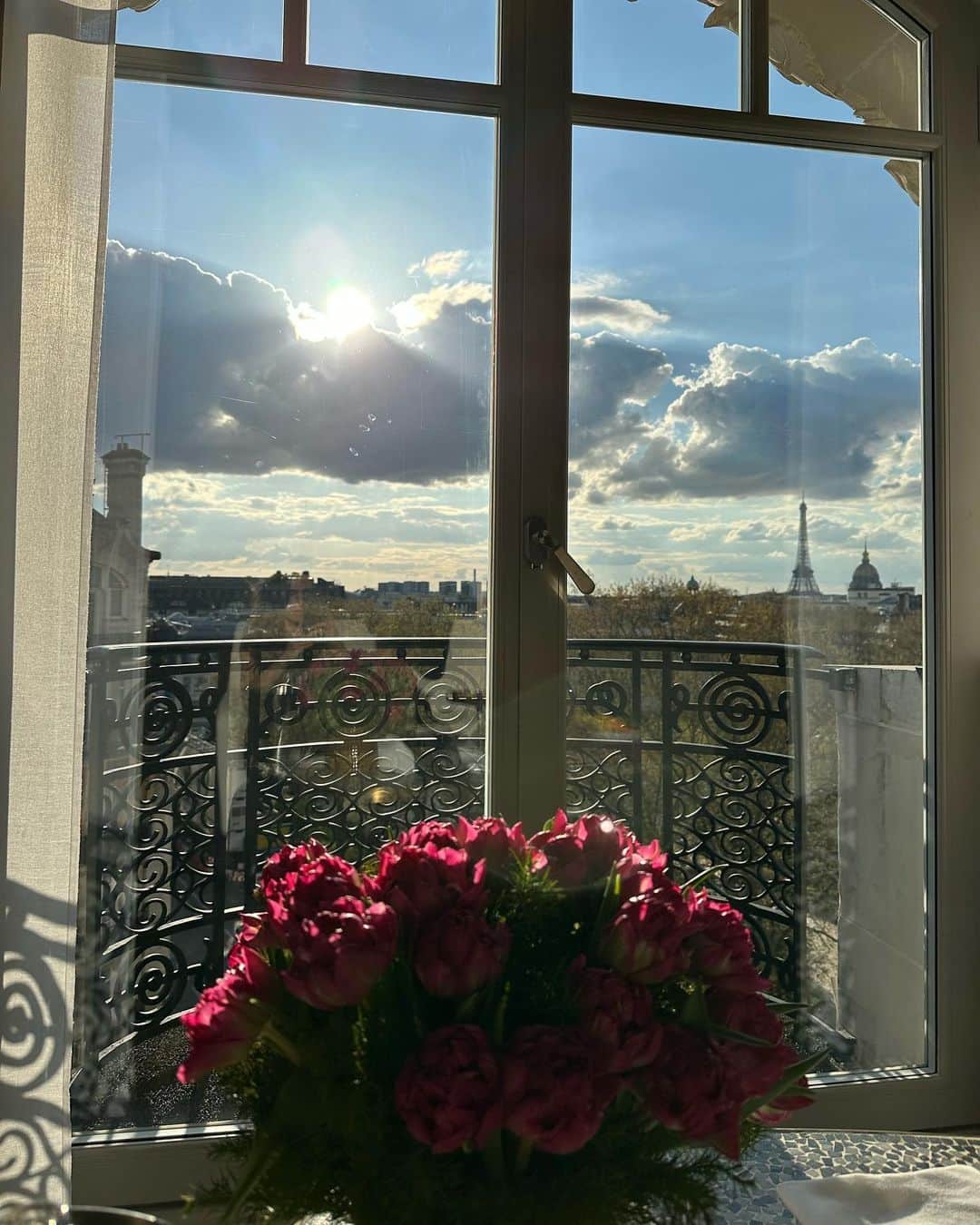 のインスタグラム：「Paris is always a good idea c/o @traveluxeofficial 🇫🇷💋.」