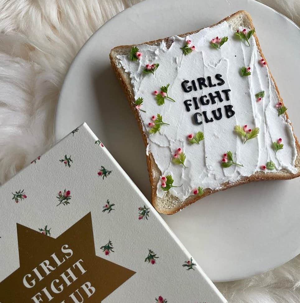 みこのインスタグラム：「世界一可愛い食パン…😭🤍  私の大好きなアーティストの東ちなつさんがGIRLS FIGHT CLUBのソープBOXを、食パンで再現してくださいました…😭  天才すぎる…👼  ずっとちなつさんの作品のファンだっので、嬉しくて嬉しくて仕方ない…！  叶うならば生でみたい…！😭  そして食したい…！😭  @chinatsu_higashi こんな素敵な作品をお作りくださり本当にありがとうございます🙏✶」