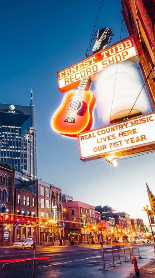 Visit The USAのインスタグラム：「The USA loves a themed hotel and Nashville, Tennessee has got some of the best. This homage to Dolly Parton in Music City is decked with disco ball-tiled ceilings, pink feathers, and more eccentric decor to find yourself living that Hollywood dream.  Talk about the perfect girls’ trip spot! 😍   📸: @morgogoes  #VisitTheUSA #Nashville #MusicCity #MadeInTN」