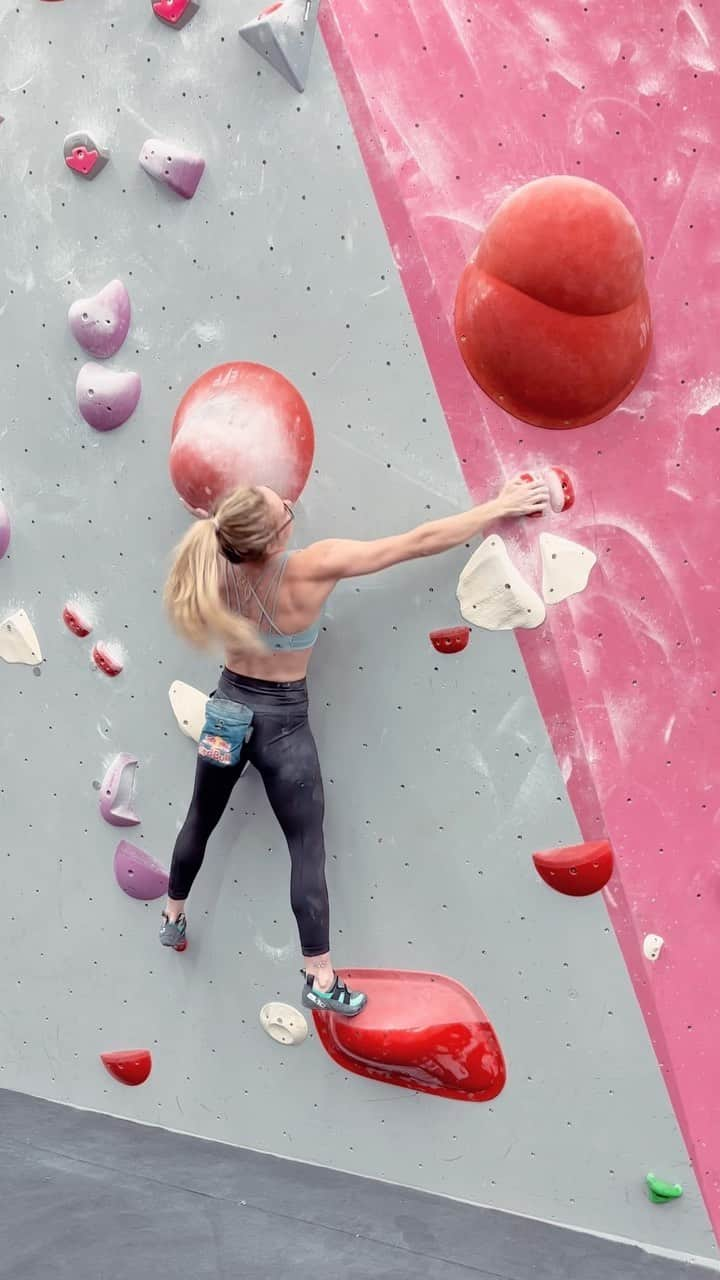 シャウナ・コックジーのインスタグラム：「Post holiday sessions be like… 🫠🥴🤪  Having 2 weeks off climbing actually got me so psyched! First session back felt a little ugh but good to get moving after the 14 hour flight with a baby. Now, time to train!」