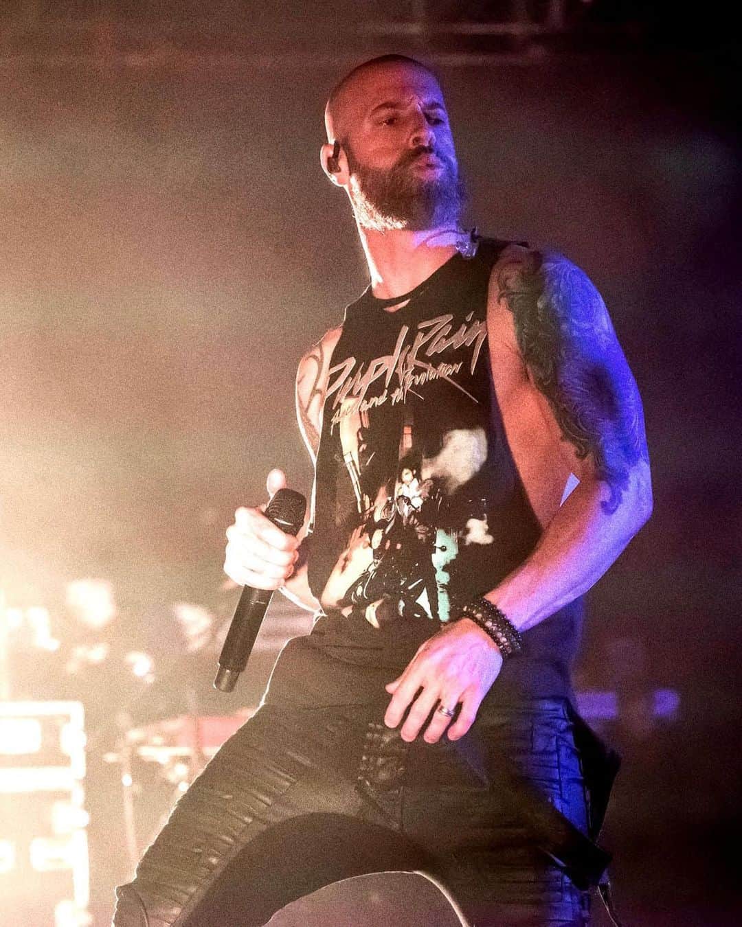 クリス・ドートリーさんのインスタグラム写真 - (クリス・ドートリーInstagram)「Take a walk through CHRIS DAUGHTRY’S CLOSET and bid on one of a kind show worn gear!! Every item comes with a certificate of authenticity signed by Chris 👽  This VIP auction is now open.  Get your bids in before it’s too late!! (Auctions close this Friday at 12PM CT)  LINK IN BIO 👆 patreon.com/daughtry」4月13日 0時39分 - chrisdaughtry