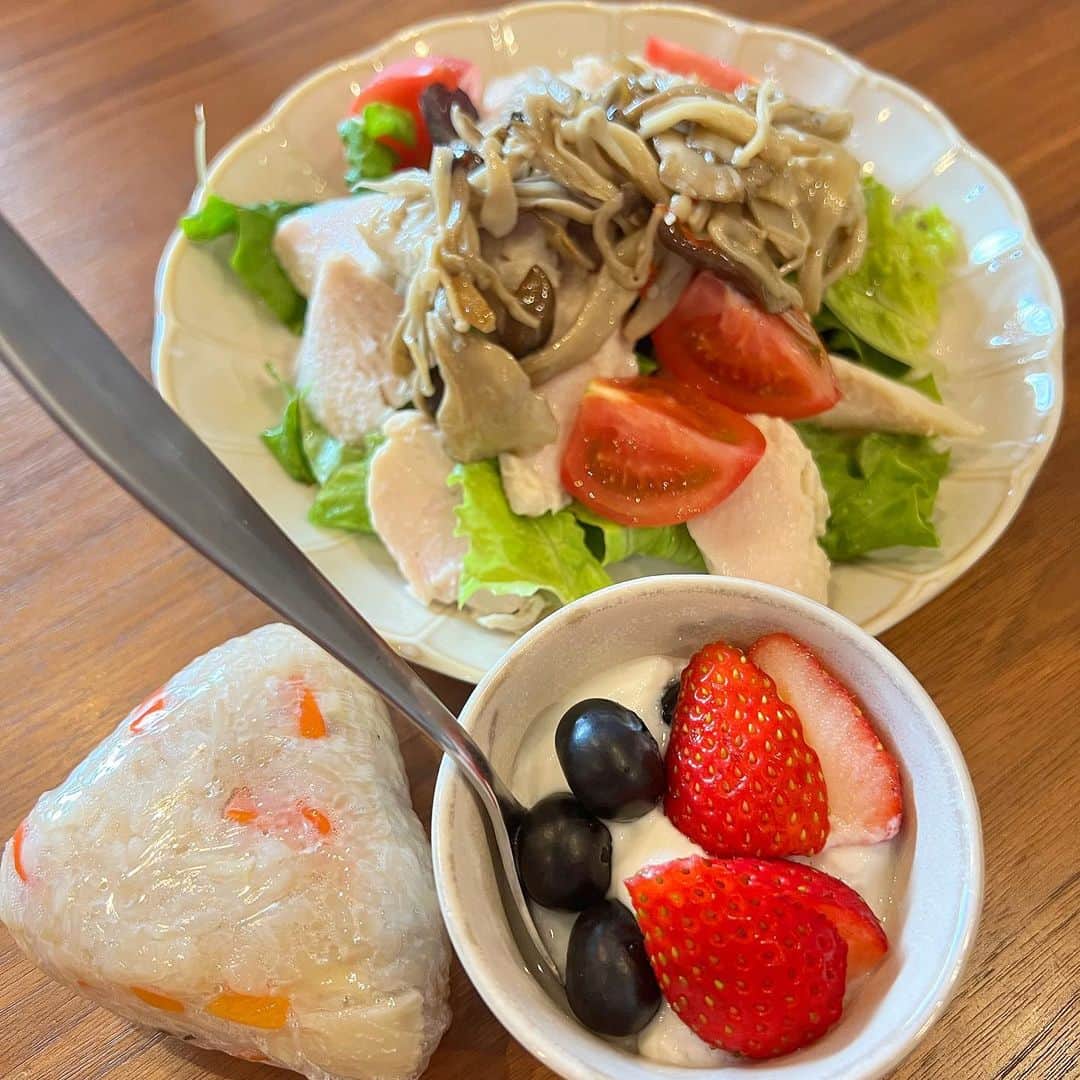 momo のインスタグラム：「⁡ ⁡ #公開記録11日目 4月12日 朝 51.5kg ⁡ ⁡ 朝食 なし ⁡ ⁡ 昼食 602kcal ・筍の炊き込みご飯 ・味噌漬けサラダチキン ・きのこのナムルサラダ ・ヨーグルト(いちご、ブルーベリー) ⁡ ⁡ 夕食 599kcal ・筍の炊き込みご飯 ・れんこんのはさみ焼き ・味噌汁 ・きのこのナムル ・ピーマンと茄子のじゃこ炒め ・蕪の漬物 ・いちご ⁡ ⁡ 間食 461kcal ザッハトルテ ⁡ ⁡ トータル1662kcal ⁡ 運動 ・8500歩(-248kcal) ⁡ ⁡ ⁡ 今日は銀座を1人で練り歩き 好きな喫茶店で大好きなザッハトルテを 我慢できずに食べてしまいました🥱🥱 ⁡ あー幸せ😆❤️‍🔥笑 ⁡ 朝ごはん食べない日は 間食してるね、よくないよくない。 ⁡ ⁡ ⁡ ⁡ 《スタート時点》 ・161cm 52kg超 ・体脂肪率33%超(3分の1が脂肪🤢) ・典型的な下半身デブ🦵 ・隠れ肥満体型 ⁡ ⁡ ⁡ ======================================= ⁡ 私のあらすじ ⁡ 20歳・人生に迷いすぎてヒッチハイク旅に出る。 21歳・旅先で出会った男性と結婚&息子を出産👶 22歳・育児しながら合間に絵を描き始める。 23歳・インスタがバズってそのまま独立。 24歳・仕事は絶好調だけど家庭は崩壊寸前。 25歳・別居生活スタート、半年後に離婚成立。 26歳・シングルマザーとして孤軍奮闘。 27歳・イラストレーターを名乗るのを辞める。 28歳・子ども向け教育事業を立ち上げる。再婚。(今ここ) ⁡ ⁡ ======================================= ⁡ ⁡ 念願のイラストレーターになったけれど、 少子高齢化という社会問題に向き合うことを決意。 イラストレーターを卒業してからは、 小学生のママをやりながらエピックキッズ運営中。 ( @epickids_nihonbashi ) ⁡ 20代最後のダイエットに挑戦しながら 長野への移住も企み中。情報提供お待ちしてます♪ ⁡ ⁡ momo ⁡ ⁡」