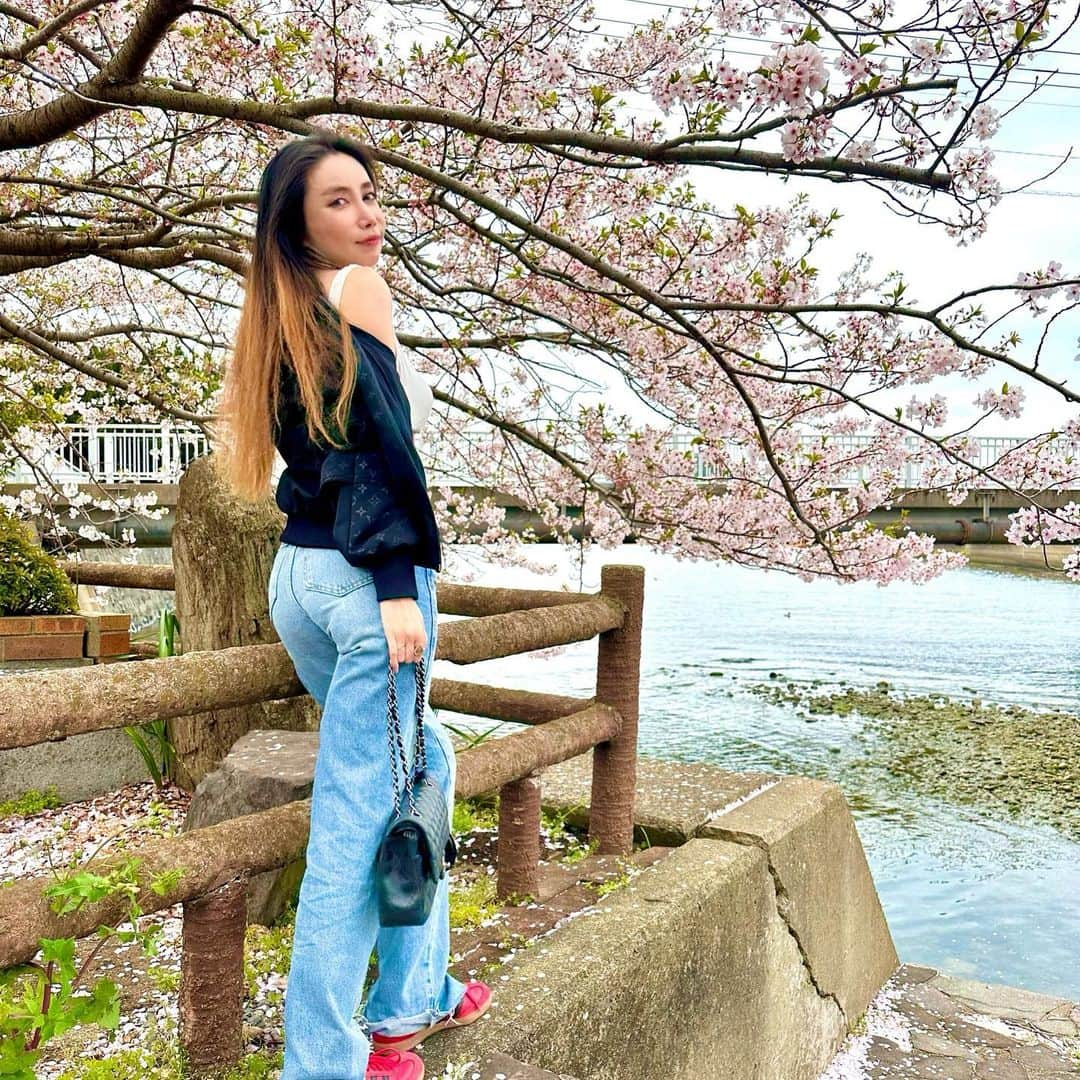 fashion dog loverさんのインスタグラム写真 - (fashion dog loverInstagram)「#sakura 🌸  #fashion#fashionblogger #fashionstyle #fashionable #fashionphotography #fashionistas #fashionlover #fashiongram #ootd #ootdfashion #ootdmagazine #ootdstyle #ootdinspiration  #outfits #outfit #outfitoftheday #outfitinspo #outfitstyle #outfittoday #お花見 #桜 #海 #sea #louisvuitton #zara#adidas #adidassamba #chanel #ファッション」4月13日 0時44分 - chihuahuanyan