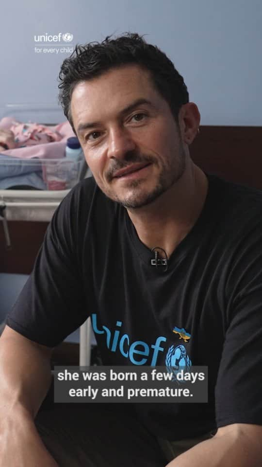 オーランド・ブルームのインスタグラム：「I am inspired by the strength of the mums I met in Ukraine.  At a UNICEF-supported hospital, I got to sit down with pregnant mothers and mothers with newborns who are receiving essential health services while the war continues.  Every child has the right to a safe and healthy life.  @unicef_ukraine」