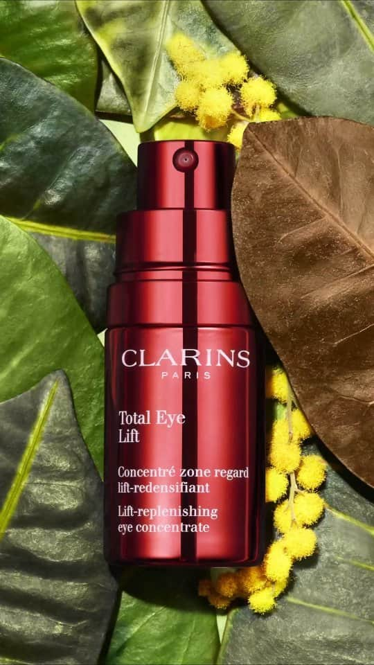 Clarins Españaのインスタグラム：「Déjate sorprender por la exclusiva fórmula de Total Eye Lift con harungana bio, un extracto vegetal tan eficaz como el retinol* que tensa, alisa y redensifica la piel del contorno de los ojos. 🌿  #Clarins ______________________________  *Estudio clínico realizado sobre la eficacia antiarrugas y alisadora en 46 mujeres que se aplicaron una base que contenía o bien extracto de harungana bio, o bien retinol con el mismo % de ingrediente que el producto final, durante un periodo de 56 días.」