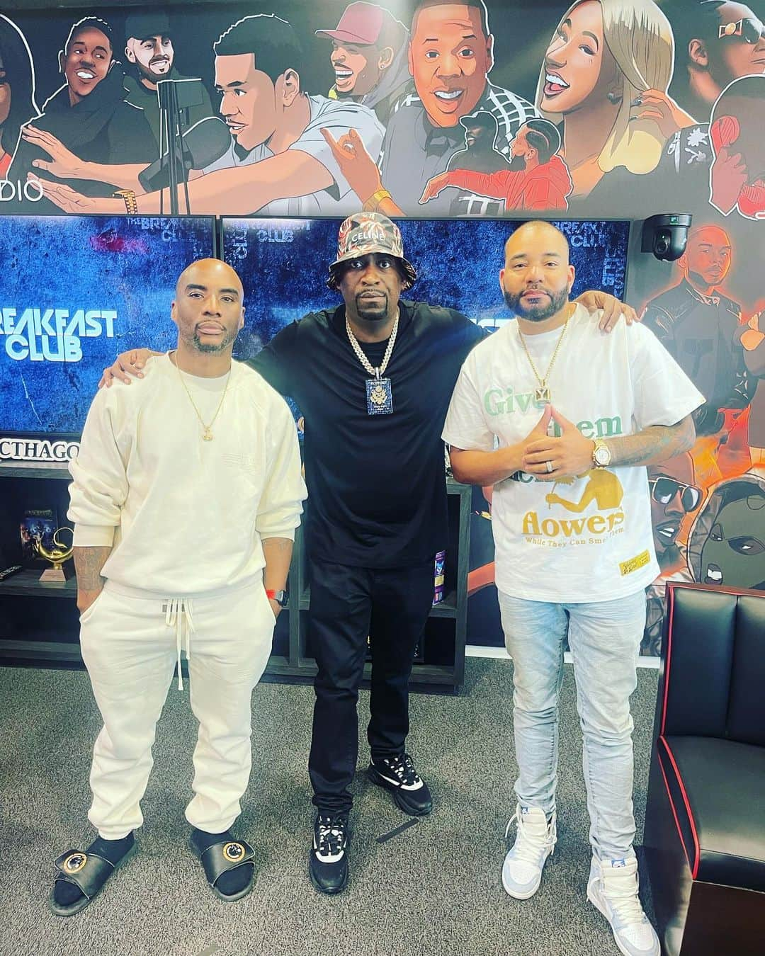 トニー・イエイヨーさんのインスタグラム写真 - (トニー・イエイヨーInstagram)「Check me out on the @Breakfastclubam @Power1051 show with @Cthagod & @DjEnvy 💪🏽💥 ANOTHER ONE FOR BOOKS ‼️  WWW.PASSPORTBOYZ.COM   #PassportBoyz #WTTC #SonyHall #TonyYayo #TheLoyalMixtape #TheBreakfastClub」4月13日 0時56分 - tonyyayo