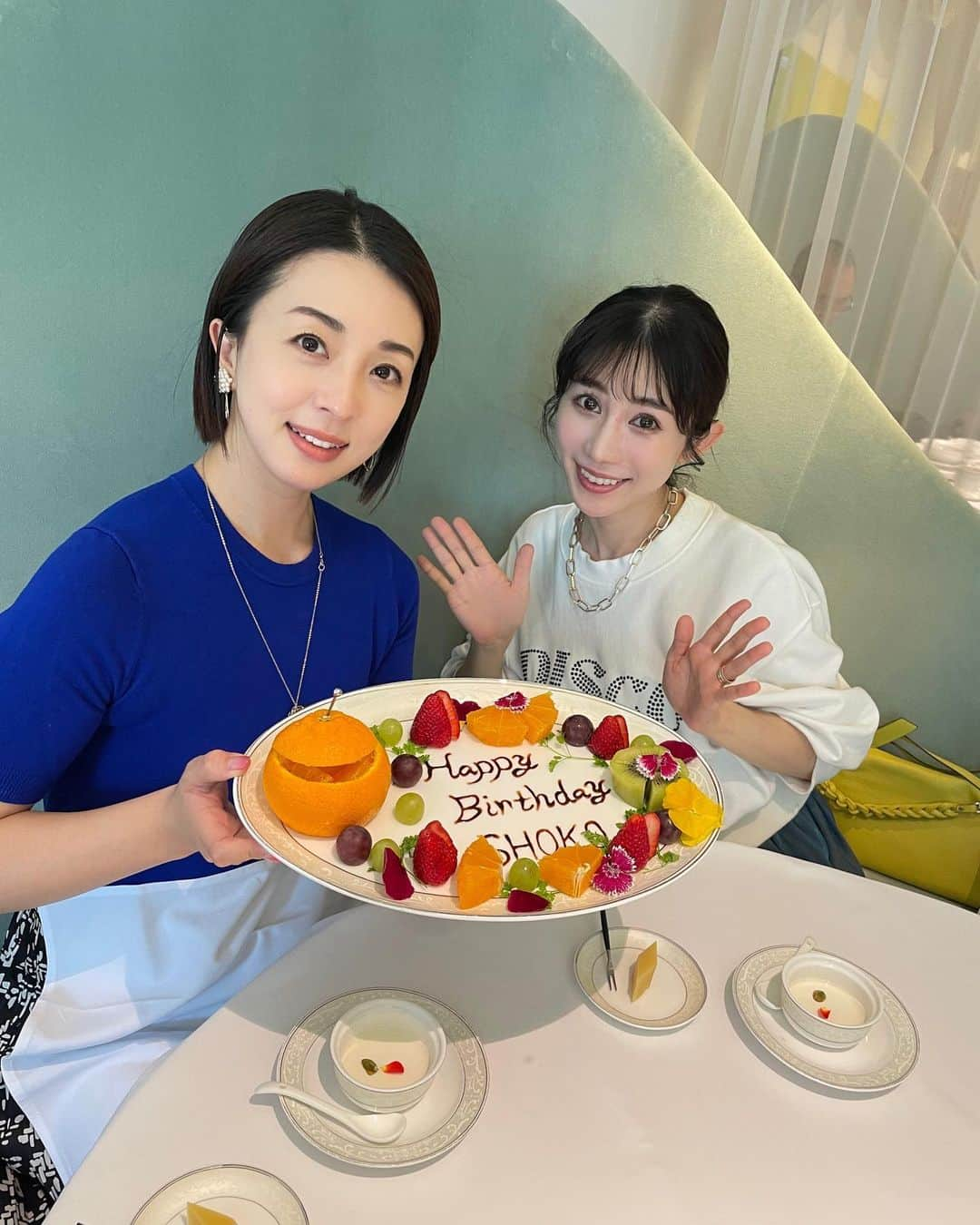 名越涼子のインスタグラム：「牡羊座の季節の宴♈️  親愛なるしょこ🥴 @sho_ko.0413   お誕生日おめでとう㊗️🎂🎉  心の友よ。 一緒に歳を重ねていける喜びよ。 私たち、どんなおばあちゃんになるのかしら👵✨  一一一一一一一一一一一一一 #しょこりょこ#お誕生日 #おめでとう#祝#お祝い #親友#心の友#心の友よ #いつもありがとう #らぶ#らぶゆー#牡羊座 #1985#1985年」