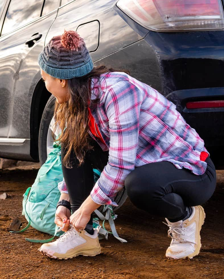 オボズのインスタグラム：「3️⃣ questions to consider when trying on hiking footwear:  ➡️ Can you wiggle your toes? If the answer is yes, great! There should be a little wiggle room at the top of your shoe.  ➡️ Does your shoe feel tight? If the answer is yes, you might want to size up. While hiking shoes should be snug, your feet shouldn’t feel constricted.  ➡️ Are your toes hitting the front of your shoe when you go downhill? If the answer is yes, you risk losing your toenails! Consider sizing up.  @52hikechallenge  Full blog by: @freerangemandi   #obozfootwear #truetothetrail #obozfasttrail #hikingfootwear #shoefit #foothealth #hikingtrails #backbacking #trekking」