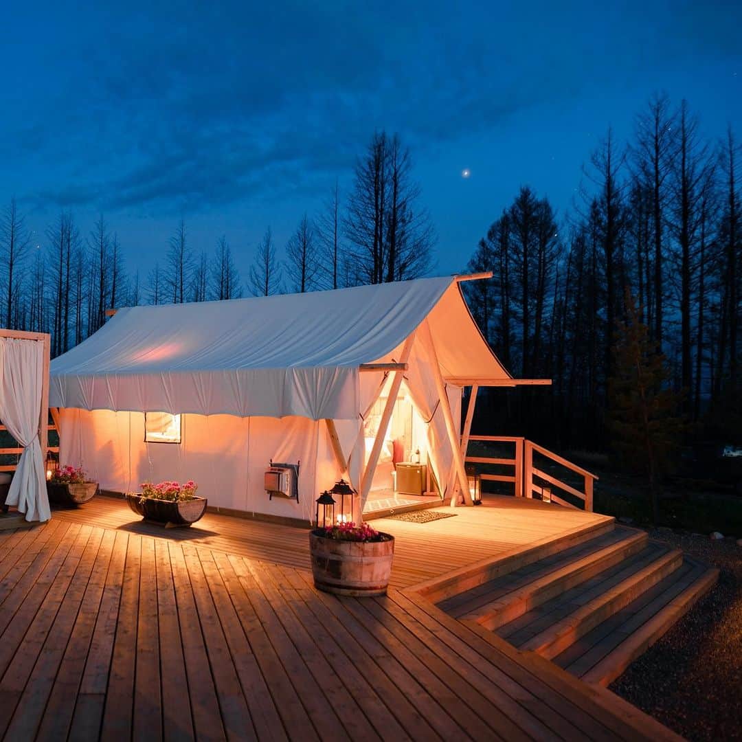 のインスタグラム：「From rustic camping and upscale glamping to lakeside cabins, luxurious resort spas, casinos and golf courses, authentic Indigenous accommodation and relaxation options offer something for every vacation.   No matter if you want to get away from it all or be at the heart of the action, you’ll feel at home with your Indigenous hosts.  From grammable stays to hidden gems, check into these hotels, resorts, chalets, ranches and campgrounds and find culture, history and so much more—plus a truly excellent night’s sleep. Learn more at @DestinationIndigenous’s link in bio.   📍: @SiwashLake 📍: @exp_auxcinqsens 📍: @appalachianchaletsrv  📷: @destinationindigenous, Claude Grenier, @indigenoustourismnl  #DestinationIndigenous #TheOriginalOriginal   [Image descriptions: Image 1 A white canvas cabin sits on a wooden deck outdoors at dusk. Light shines from within the tent.  Image 2 A white canvas yurt stands amongst a forest in winter. Snow covers the ground.  Image 3 5 small buildings of varying colours with A frame roofs all in a row. From left to right, the buildings are orange, blue, green, yellow and dark gray. Green, orange and yellow trees are in the background.]」