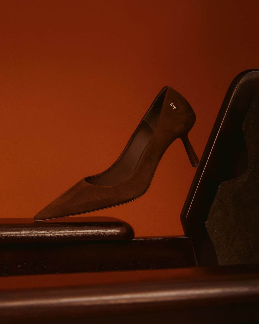 Santa Lollaのインスタグラム：「O modelo clássico de scarpin ganha um up com a camurça e ainda é editado com o salto pino, sucesso de edições anteriores. Já pode dar check nas produções estilosas de inverno! ✔ [ 06D1.3EF3.034A.0464 | R$299,90 ]  #santalolla #santalollainv23 #scarpin #suede」