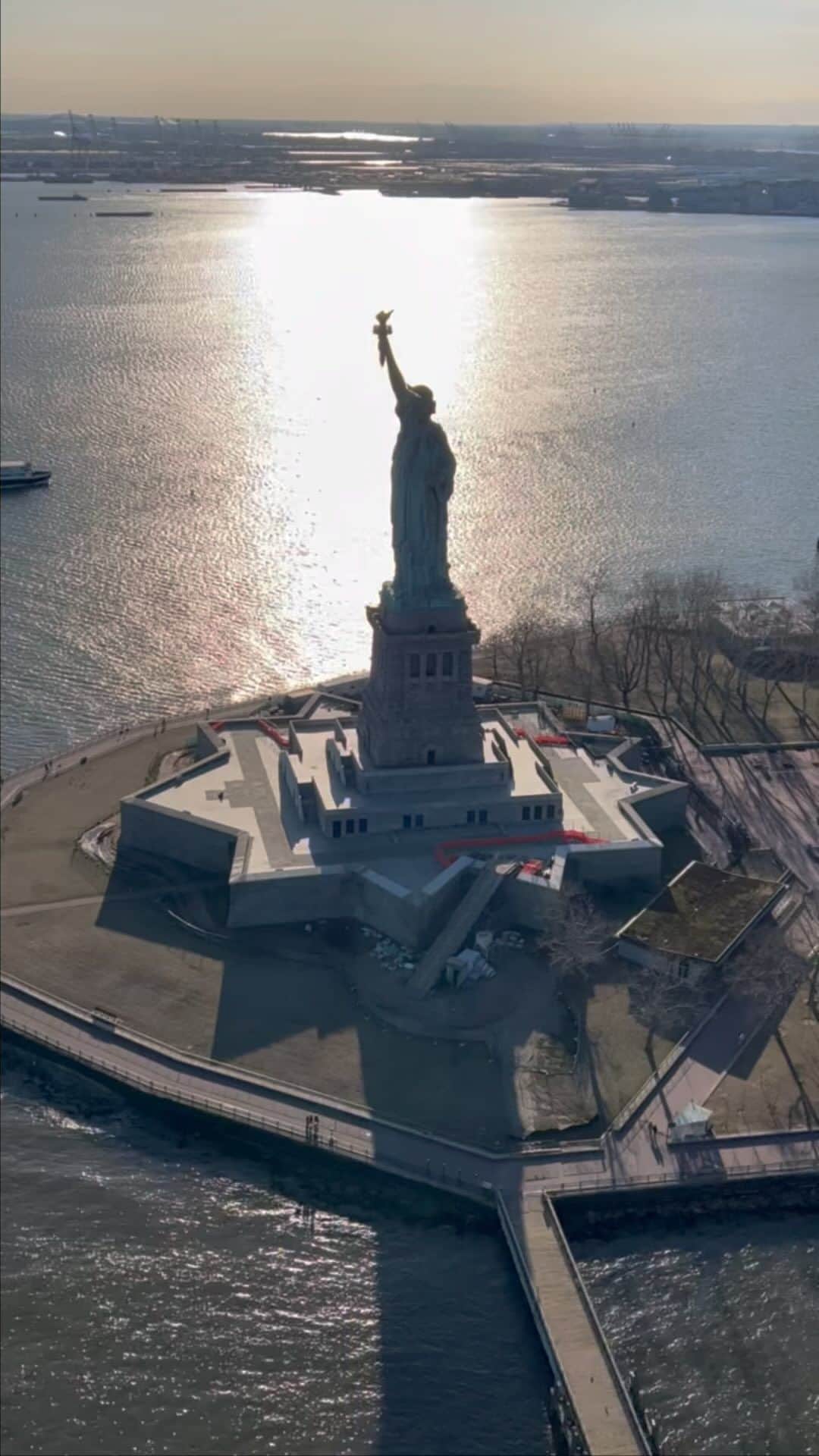 nyonairのインスタグラム：「How many landmarks did you see? 🚁🤩✨   #reels #reelsinstagram #nyc #newyorkcity」