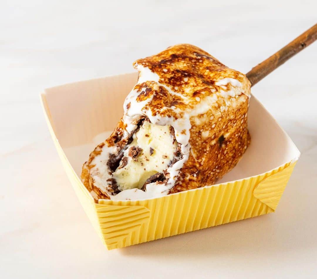 DOMINIQUE ANSEL BAKERYさんのインスタグラム写真 - (DOMINIQUE ANSEL BAKERYInstagram)「When it’s 80 degrees and sunny in NYC, it’s Frozen S’more season.😎 Fluffy honey marshmallow with a center of Madagascan vanilla ice cream covered with crispy chocolate feuilletine, torched to order on a smoked willow wood branch for that campfire goodness. 🔥 Served here at the Bakery in SoHo, and at @dominiqueansellasvegas too. #frozensmore #icecream #dominiqueansel (📸 @evansungnyc)」4月13日 1時00分 - dominiqueansel
