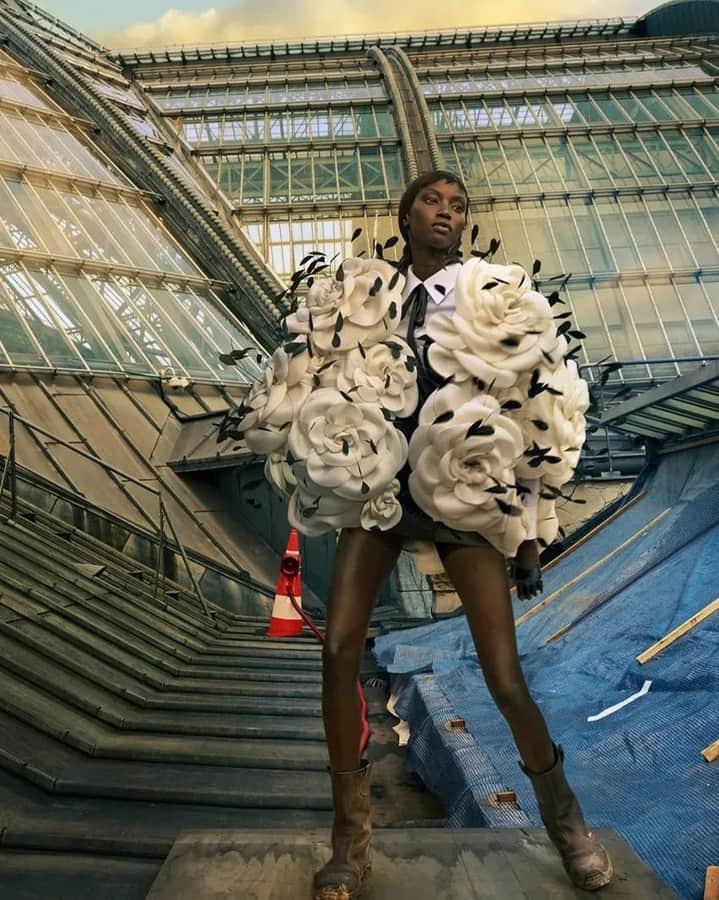 Vogue Italiaさんのインスタグラム写真 - (Vogue ItaliaInstagram)「Dieci top model, dieci look, un gatto famoso. In occasione dell'imminente #MetGala2023 - dove il dress code sarà in onore di Karl - al Grand Palais di Parigi, dieci designer hanno proiettato l'eredità di Karl Lagerfeld nel futuro con le nuove creazioni indossate dalle sue modelle più amate nel tributo firmato da @AnnieLeibovitz per il numero di maggio di @VogueMagazine. Da @naomi a @kendalljenner, dai un'occhiata al nostro link in bio e scopri il retaggio del designer che ha rivoluzionato il mondo della moda.   #AdutAkech, #AmberValletta, #AnokYai, #DevonAoki, #GigiHadid, #KendallJenner, #LiuWen, #NaomiCampbell, #Nataliavodianova and #ShalomHarlow photographed by @AnnieLeibovitz and styled by @Alex_Jordan_Harrington, with hair by @JawaraW, make-up by @FaraHomidi, nails by @EriNaritaNail and set design by @MaryHoward_SetDesign for the May 2023 issue of Vogue.」4月13日 1時02分 - vogueitalia