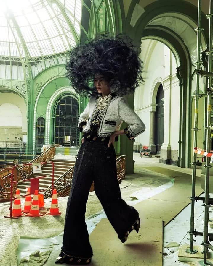 Vogue Italiaさんのインスタグラム写真 - (Vogue ItaliaInstagram)「Dieci top model, dieci look, un gatto famoso. In occasione dell'imminente #MetGala2023 - dove il dress code sarà in onore di Karl - al Grand Palais di Parigi, dieci designer hanno proiettato l'eredità di Karl Lagerfeld nel futuro con le nuove creazioni indossate dalle sue modelle più amate nel tributo firmato da @AnnieLeibovitz per il numero di maggio di @VogueMagazine. Da @naomi a @kendalljenner, dai un'occhiata al nostro link in bio e scopri il retaggio del designer che ha rivoluzionato il mondo della moda.   #AdutAkech, #AmberValletta, #AnokYai, #DevonAoki, #GigiHadid, #KendallJenner, #LiuWen, #NaomiCampbell, #Nataliavodianova and #ShalomHarlow photographed by @AnnieLeibovitz and styled by @Alex_Jordan_Harrington, with hair by @JawaraW, make-up by @FaraHomidi, nails by @EriNaritaNail and set design by @MaryHoward_SetDesign for the May 2023 issue of Vogue.」4月13日 1時02分 - vogueitalia