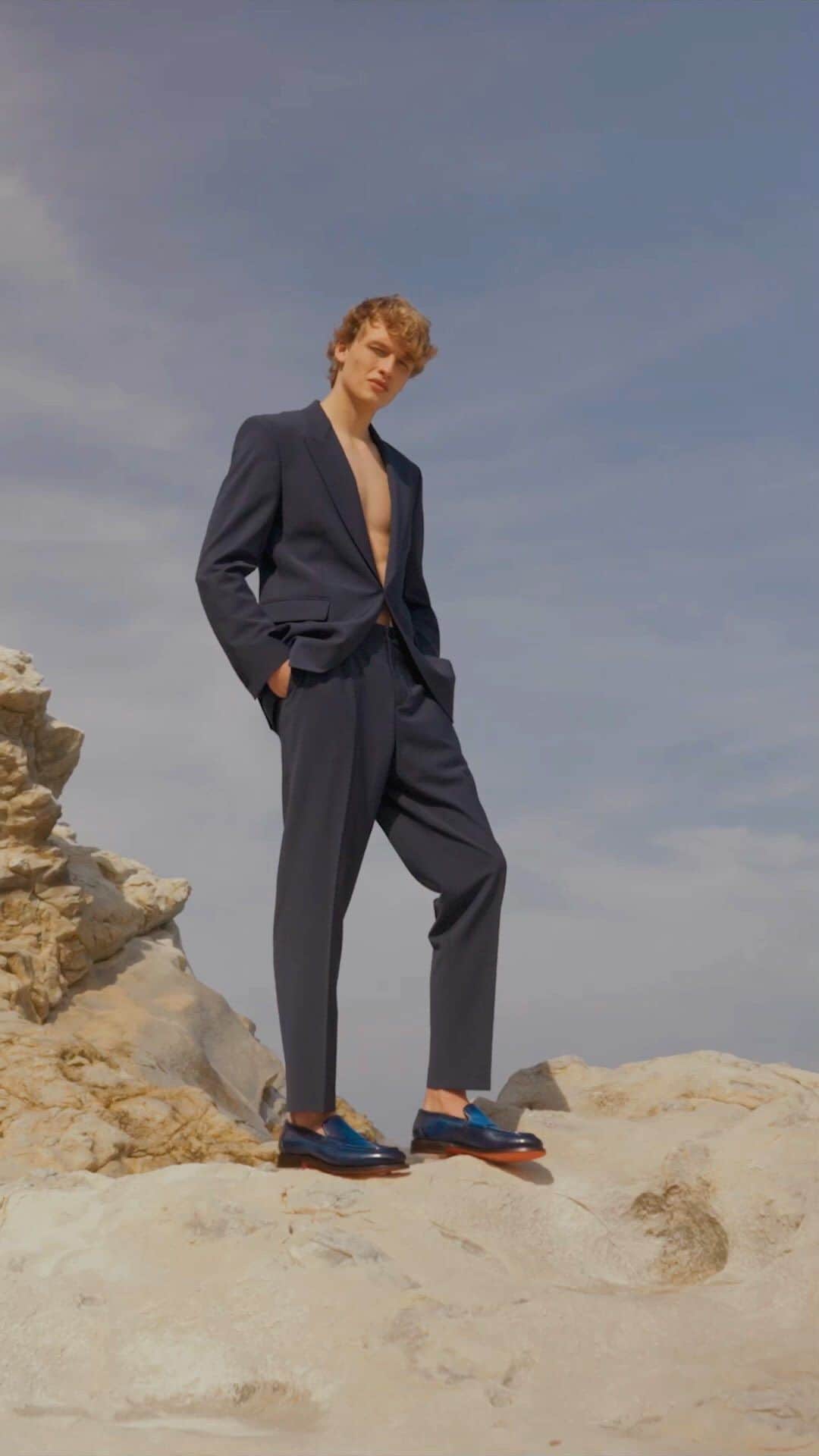 サントーニのインスタグラム：「Excellence has no season.   Meet our penny loafer in blue polished leather on www.santonishoes.com  #Santoni #SantoniSS23」