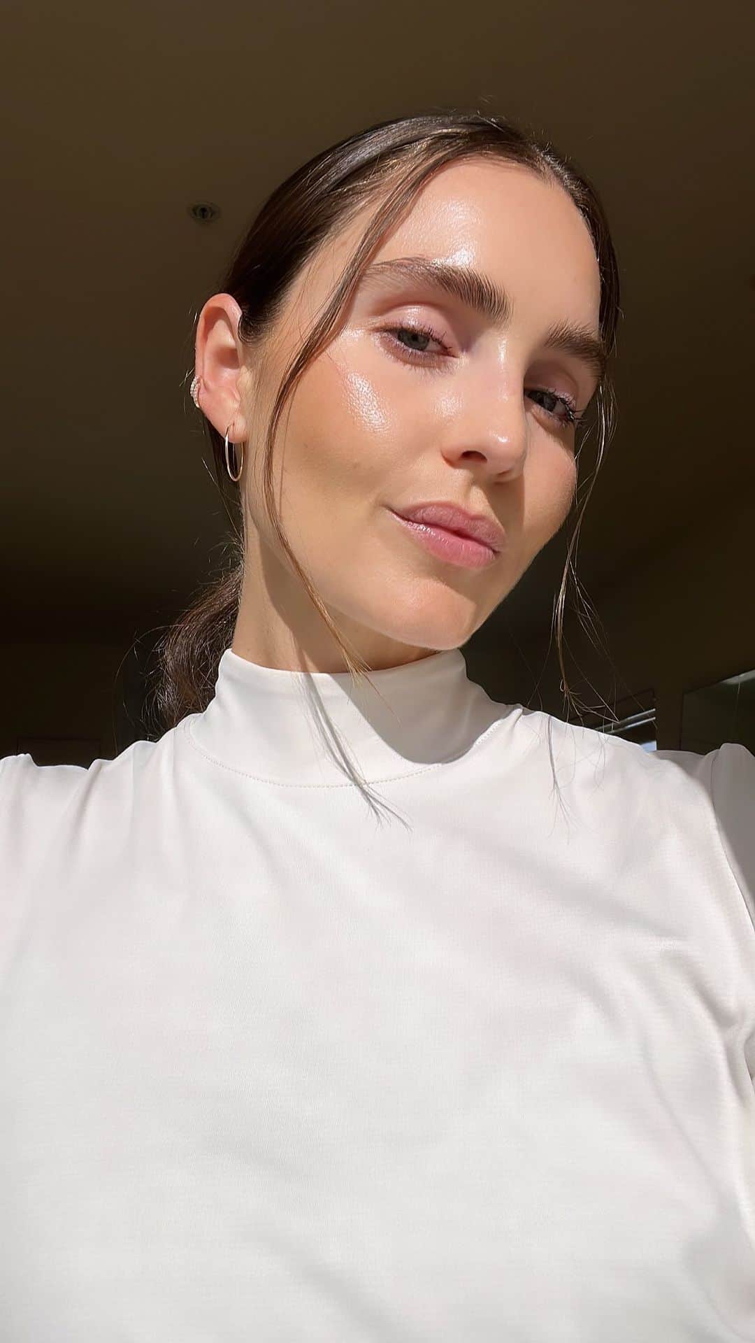 Kirsty Godsoのインスタグラム：「I’ve been a fan of @tatcha for so long and am obsessed with their new Silk Serum ✨ It’s a retinol alternative that treats your skin with kindness while delivering incredible results. With no ramp up time necessary, it’s easy to build the Silk Serum into your daily routine, and trust me you’ll want to! The dewy radiance is unmatched ⚡️ To celebrate we did a pilates flow focusing on gentle strength and celebrating mind, body and skin including exercises you can do daily to support your body 🫶🏼 #tatcha #tatchapartner」