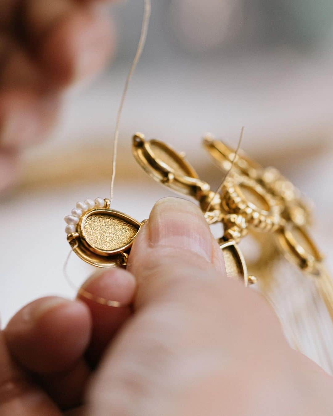 グーセンス パリのインスタグラム：「Embellished with exceptional stones in subtle nuances, every Goossens jewel is unique.  #goossensparis」