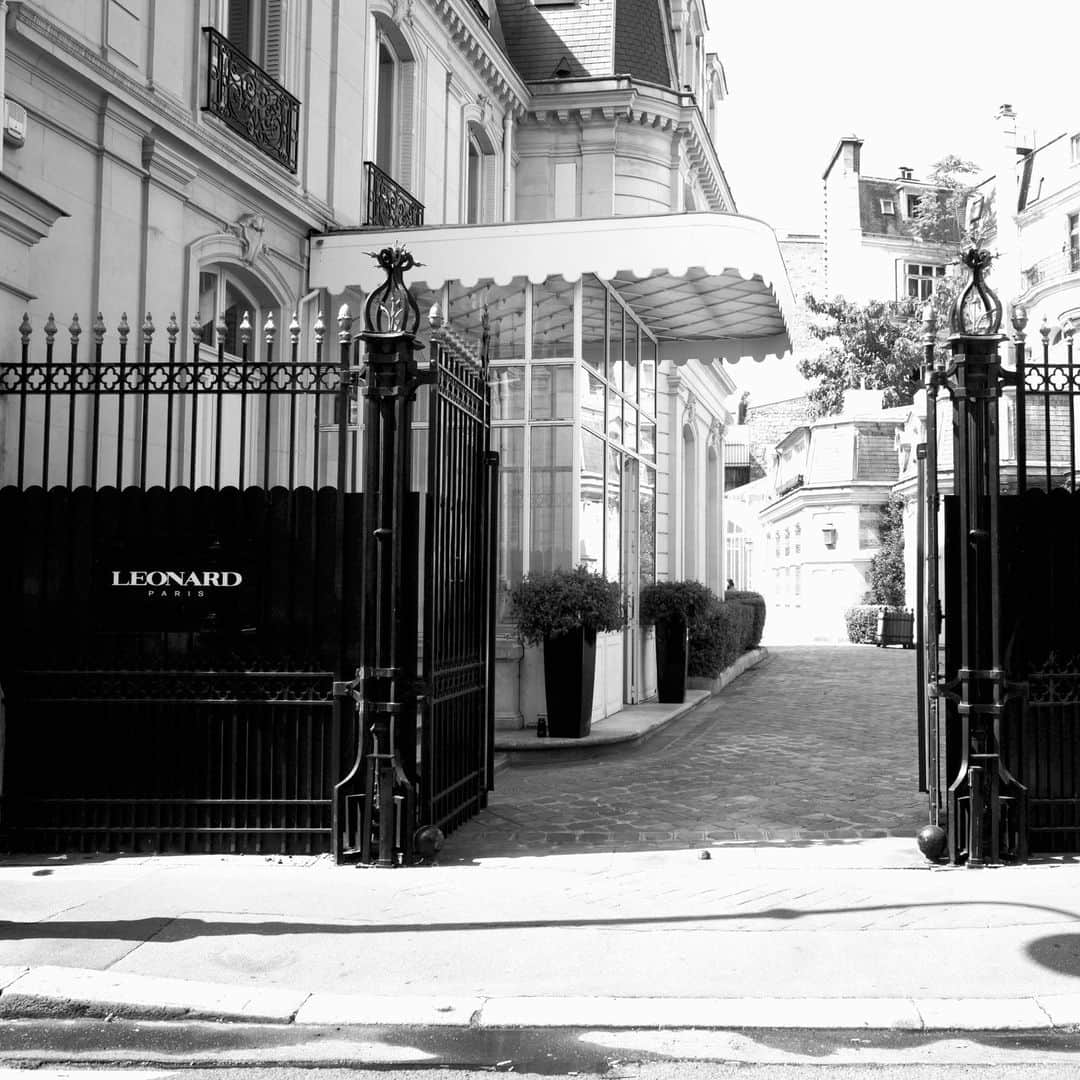 のインスタグラム：「Depuis 1958, la maison française LEONARD PARIS mêle subtilement artisanat et innovation. ** Since 1958, the French house LEONARD PARIS has been subtly blending craftsmanship and innovation.  #LEONARD #LEONARDPARIS #Création #FashionStory #EPV #ComitéColbert」