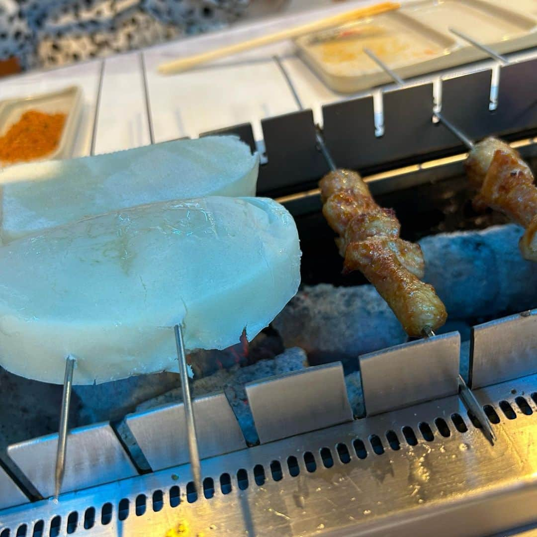 世手子さんのインスタグラム写真 - (世手子Instagram)「Chinese fashionable skewers🇨🇳 Various kinds of skewers(^_-) mantou is delicious(*´ー｀*) 新生活始まって あかりんと)^o^( #羊不同烤小串 #ヤンブートン カオシャオチュァンに行ってきたよ（＾ω＾） #ラム肉串 #本格中華 いっぱい( ◠‿◠ ) お肉はもちろん 海鮮も楽しんだよ(〃ω〃) やっぱ #まんとう が一番好き(^o^) ファッショナブルな店内が素敵です(^_^)v お子様はさんすうアプリに夢中になってくれたのでママはじっくり楽しめました(*ﾟ▽ﾟ*)  #学研のこどもアプリ #さんすうランド #学研 ここ最近 一番夢中になってくれたかも 野菜たちのリアクションに興奮しているwww  まるで中国にいるみたい(^_−)−☆ 明日も朝早いおやすみ😴 #ドタバタ育児  #二児のママ  #2児育児 #赤ちゃんのいる暮らし  #3歳男の子 #3歳差育児  #二児の母 #二児ママ  #ママシンガー  #二児育児 #2児ママ #2児のママ #赤ちゃんのいる生活   #monipla #gakkenyoujiwork_fan #カラキャス」4月13日 1時05分 - rojide