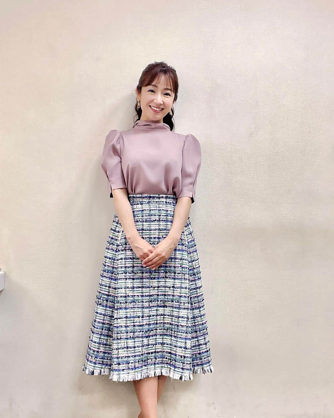 長野美郷のインスタグラム：「プライムニュースにて😊  今年、あったかくなるの早いなぁ。 気持ちいいし、 春服とてもかわいくて 着れるの嬉しいけど。  このペースだと 夏どうなっちゃうの？！ ってちょっと戦々恐々としてます🥺  1.2枚目 ＊ピンクブラウス ＊ツィードスカート @m_maglie_le_cassetto_official  3.4枚目 ＊白カットソー ＊黒白プリントスカート @ined_claro_official  #プライムニュース #春服 #3月で夏日とか ！7月8月どうしましょ🥹 #体温調節が過酷」