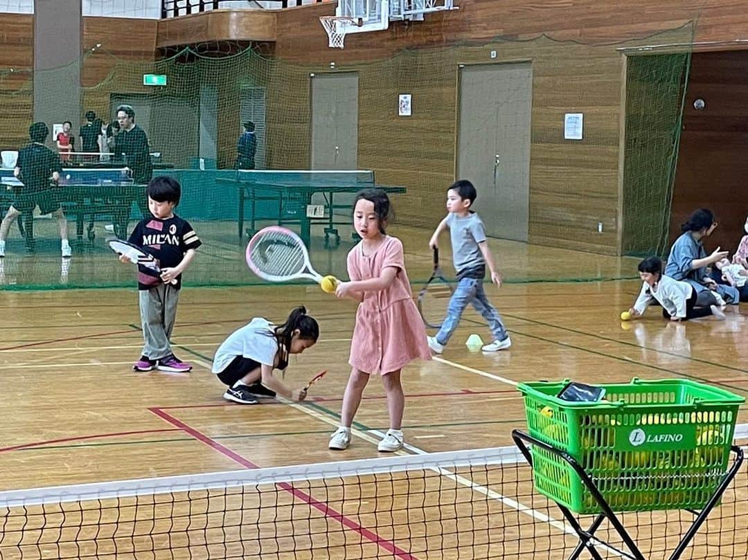 のインスタグラム：「１つ大きな学年に💛 新学期始まって初の開催でした。  ついこの前まで年長さんだった子たちも1年生！  なんか急に大人っぽくなって、幼稚園体操着ではなく、私服だったからかな🤸‍♂️  いや、でもそれだけじゃ無い  行動もテニスへの姿勢もかっこよくて  正直、感動しちゃったよ。  今学期も楽しんでいきましょう！  大人クラスのリクエストいただきました！  そろそろやりましょー🎾w  #あきる野市 #日の出町 #地域総合型スポーツクラブ #五日市クラブ @itsukaichiclub」