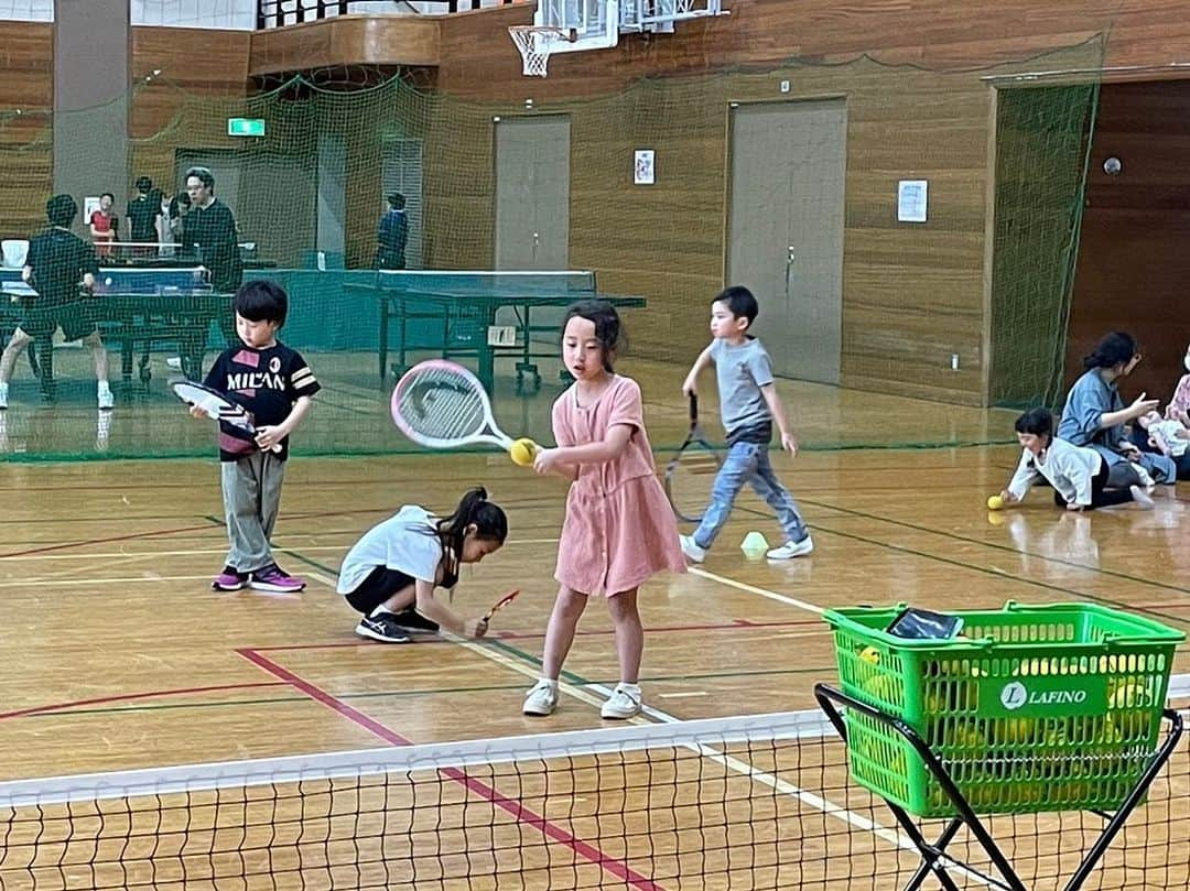 岡本聖子のインスタグラム：「１つ大きな学年に💛 新学期始まって初の開催でした。  ついこの前まで年長さんだった子たちも1年生！  なんか急に大人っぽくなって、幼稚園体操着ではなく、私服だったからかな🤸‍♂️  いや、でもそれだけじゃ無い  行動もテニスへの姿勢もかっこよくて  正直、感動しちゃったよ。  今学期も楽しんでいきましょう！  大人クラスのリクエストいただきました！  そろそろやりましょー🎾w  #あきる野市 #日の出町 #地域総合型スポーツクラブ #五日市クラブ @itsukaichiclub」