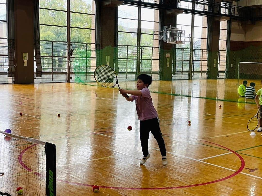 岡本聖子さんのインスタグラム写真 - (岡本聖子Instagram)「１つ大きな学年に💛 新学期始まって初の開催でした。  ついこの前まで年長さんだった子たちも1年生！  なんか急に大人っぽくなって、幼稚園体操着ではなく、私服だったからかな🤸‍♂️  いや、でもそれだけじゃ無い  行動もテニスへの姿勢もかっこよくて  正直、感動しちゃったよ。  今学期も楽しんでいきましょう！  大人クラスのリクエストいただきました！  そろそろやりましょー🎾w  #あきる野市 #日の出町 #地域総合型スポーツクラブ #五日市クラブ @itsukaichiclub」4月13日 1時19分 - seiko_okamoto_official