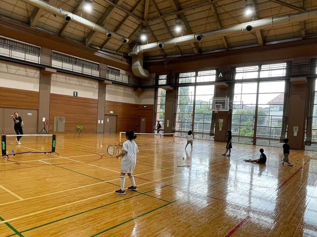 岡本聖子さんのインスタグラム写真 - (岡本聖子Instagram)「１つ大きな学年に💛 新学期始まって初の開催でした。  ついこの前まで年長さんだった子たちも1年生！  なんか急に大人っぽくなって、幼稚園体操着ではなく、私服だったからかな🤸‍♂️  いや、でもそれだけじゃ無い  行動もテニスへの姿勢もかっこよくて  正直、感動しちゃったよ。  今学期も楽しんでいきましょう！  大人クラスのリクエストいただきました！  そろそろやりましょー🎾w  #あきる野市 #日の出町 #地域総合型スポーツクラブ #五日市クラブ @itsukaichiclub」4月13日 1時19分 - seiko_okamoto_official