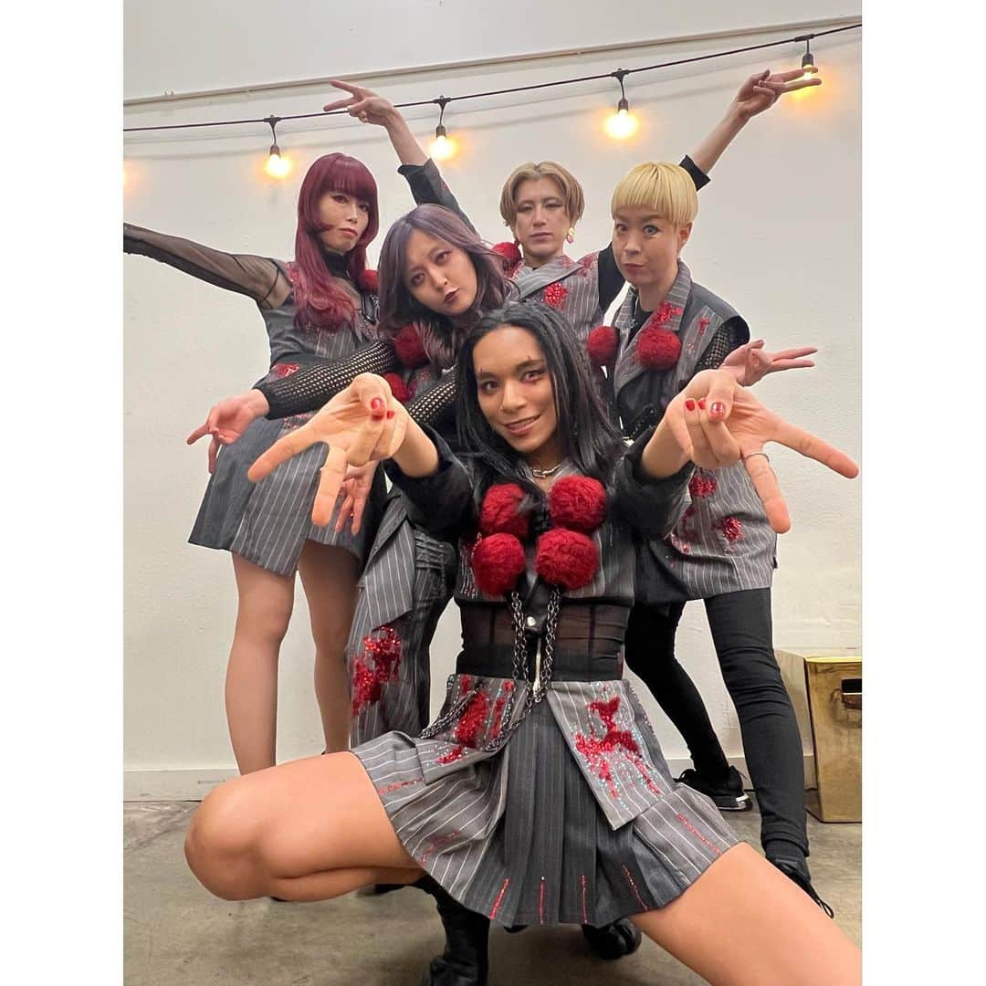 アヴちゃんさんのインスタグラム写真 - (アヴちゃんInstagram)「OUR FIRST LIVE CONCERT in LA🔥🔥🔥 THANK YOU SO MUCH🔥🫶🏽🔥 #女王蜂 #queenbee」4月13日 1時32分 - qb_avu