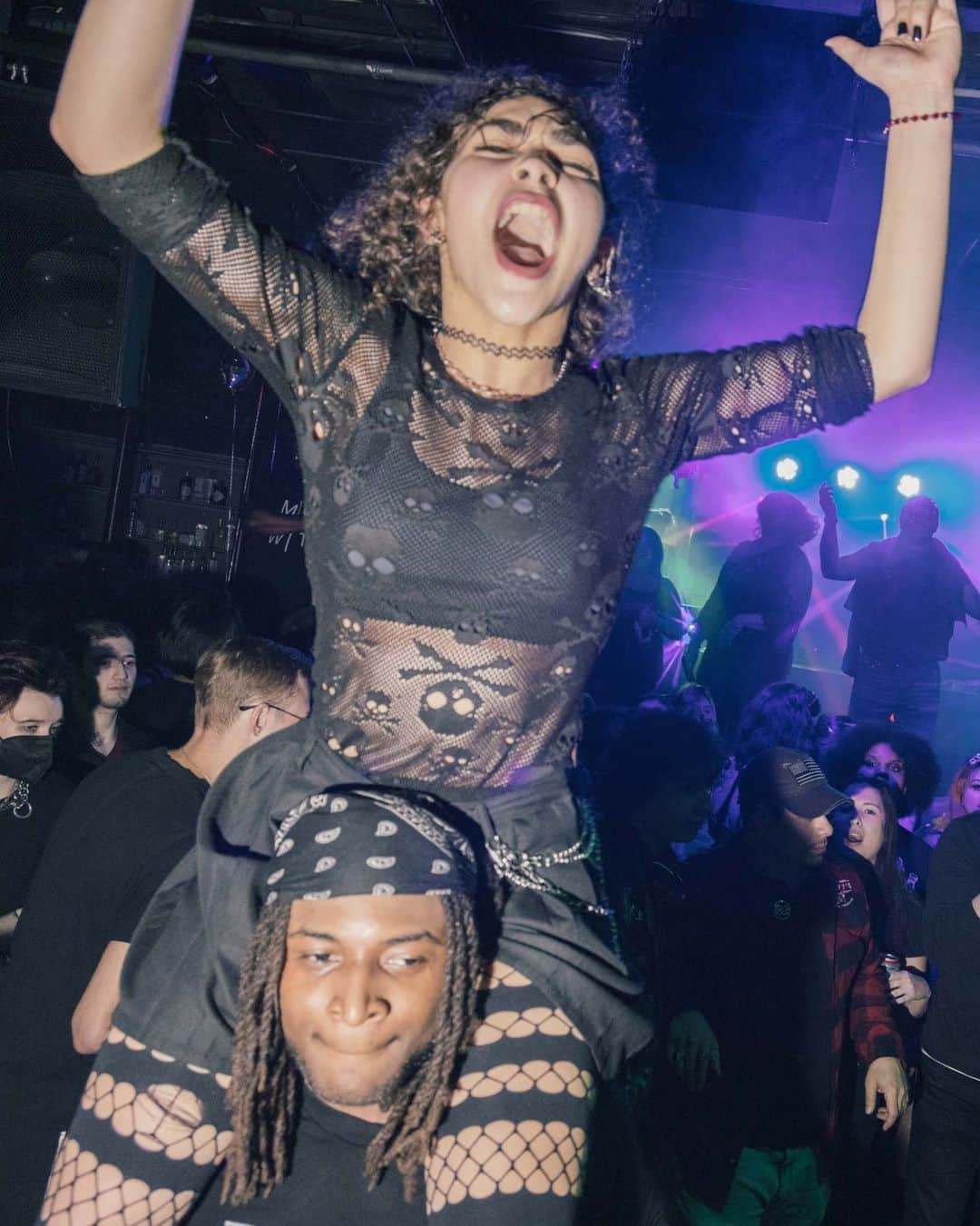 New York Times Fashionのインスタグラム：「At “Emo Prom” in Brooklyn last Friday night, hundreds of attendees dressed up, danced and reflected on the resurgence of the pop culture phenomenon.  About 800 revelers thrashed around to music from bands like My Chemical Romance and Good Charlotte. Many wore fingerless gloves and chokers made of safety pins. One attendee dressed as Billie Joe Armstrong, the lead singer of Green Day, shouted along with the chorus of “All the Small Things” by Blink-182.  The crowd included former prom queens and those who had skipped their high school proms. “I wasn’t really, like, in with my high school crowd,” said Jet Berelson, an organizer of the event and one of its D.J.s. Around 1 a.m., Berelson took the stage to crown an emo prom king and queen.  Head to the link in bio to read interviews with several promgoers and to take a closer look at what they wore. Photos by @rebeccasmeyne」