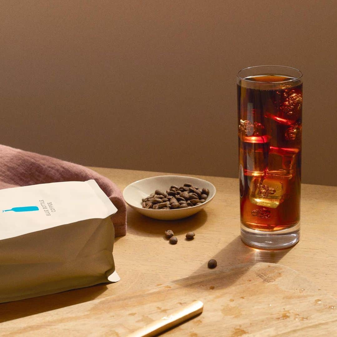 Blue Bottle Coffeeのインスタグラム：「Our newest blend was a selfish pursuit. We asked ourselves: What if there were a cold coffee as clear and nuanced as our favorite coffees brewed hot? We blended and brewed obsessively until what we tasted matched our vision.  Introducing Cold Blend No. 1, our first coffee specifically designed to enjoy over ice. Think: crisp fruit notes, sweet milk chocolate, full jammy body. Every sip is refreshing and buoyant. That “anything is possible” feeling, here just in time for all your warm-weather adventures.   Enjoy complimentary shipping on all Cold Brew Coffees until April 18.」