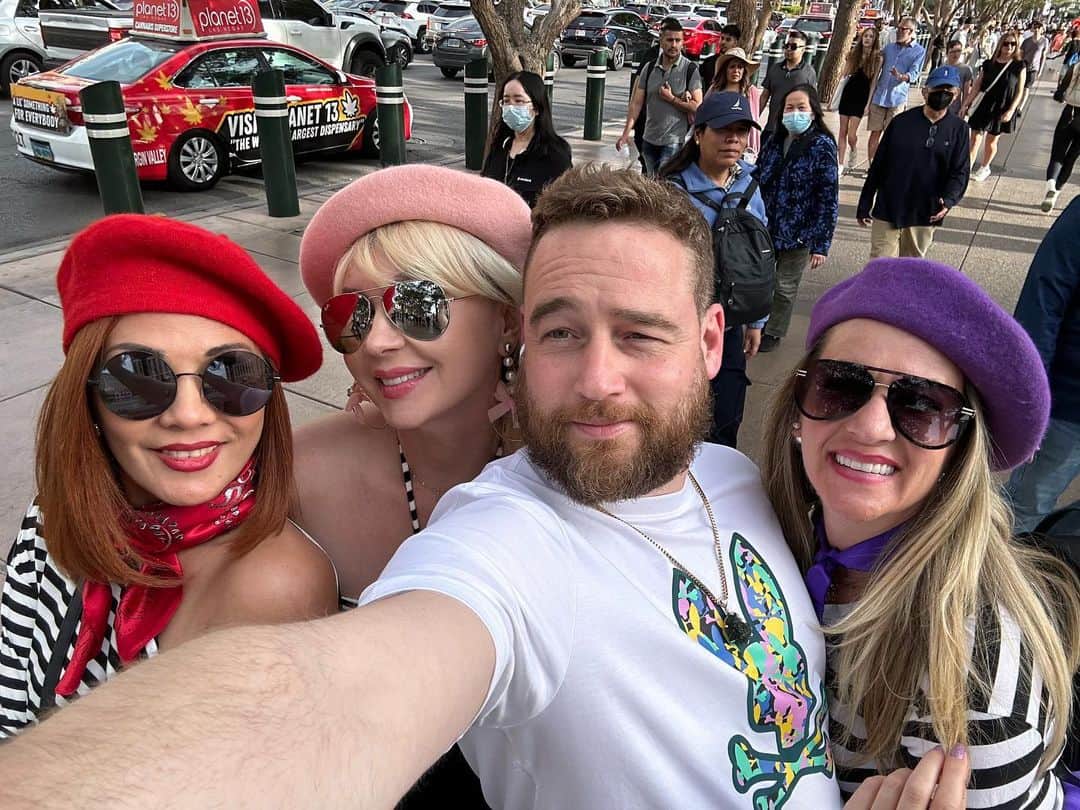 Kendra Lustさんのインスタグラム写真 - (Kendra LustInstagram)「Its #womancrushwednesday but looks like these girls are #crushing on my friend @mike2thefitz 👈🏻 give him a follow to see his wild side .. but always so kind 🙌🏻」4月13日 1時51分 - kendralust