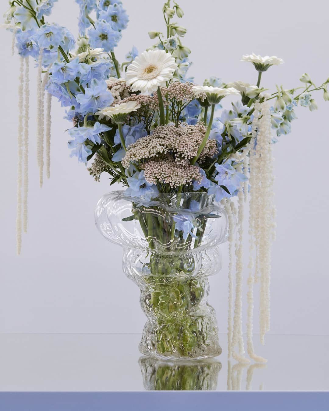 フィリッパコーのインスタグラム：「Elements of nature have informed the design choices of the newly opened Filippa K store in #Amsterdam. Discover the stunning glass vase created by Swedish artist @malinpierrecraft, whose work reflects aspects of volume and drapery in solid form, inspired by haute couture.  Visit the store at P.C. Hooftstraat 125.  Photographed by @studioamosfricke」