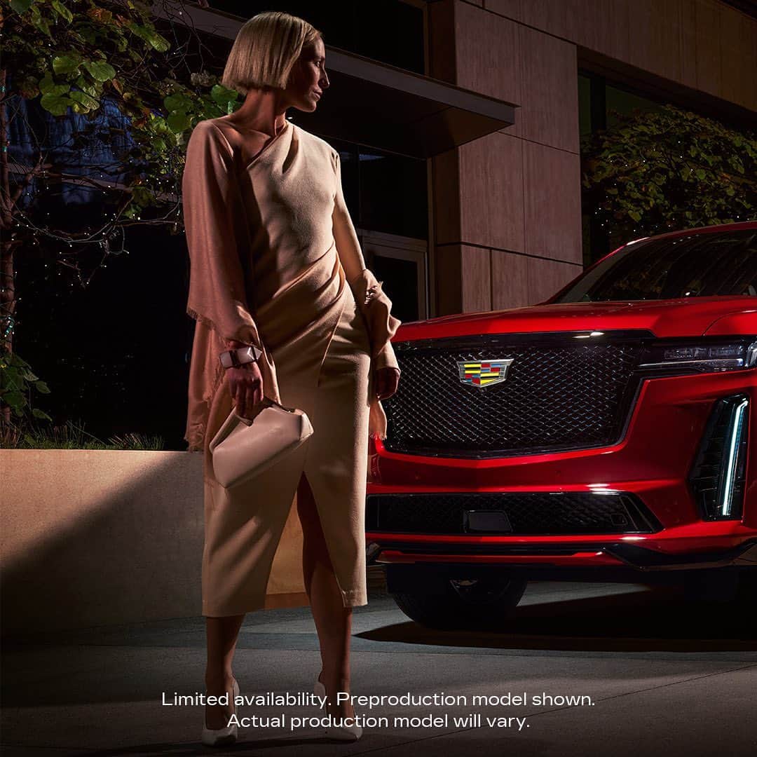 キャデラックのインスタグラム：「An entrance that turns heads. ​#BeIconic #ESCALADEV」