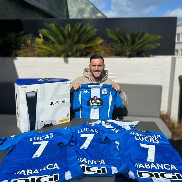 ルーカス・ペレスのインスタグラム：「¡SORTEO 1 PS5, JUEGO FIFA 2023 Y 5 CAMISETAS DEL CLUB DE MI VIDA!   He vuelto a casa, a Riazor, y quiero que todos viváis esta bonita etapa conmigo 🏟  Además, ¡premio seguro de @verseapp para tod@s!  👇🏼¿Cómo participar?👇🏼⁣  1️⃣ Sigue a @verseapp⁣ y @10lp   2️⃣ Comenta mencionando a 1 amig@. ¡Cuantos más comentarios, más posibilidades de ganar!  3️⃣ Comparte el sorteo en stories   4️⃣ Envía un mensaje directo a @verseapp con la palabra "LUCAS" y gana premio seguro  🎁 GANADORES 🎁  Camiseta: @ngbarreira Camiseta: @ccp2002 Camiseta: @saul.arangog Camiseta: @marcososorio96 Camiseta: @lagodabyz PS5 + FIFA 23: @lucass_rng  Anunciaremos los ganadores el próximo miércoles (19/04). @polvora.00 se pondrá en contacto con los ganadores para evitar que se generen cuentas falsas 📲  ¡MUCHA SUERTE A TODOS! ☘️」