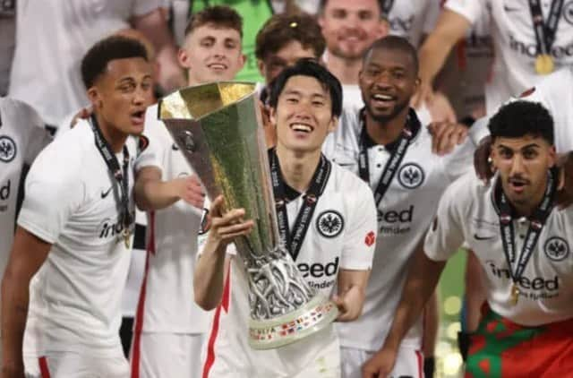 鎌田大地のインスタグラム：「I want to thank all of the Eintracht Family for the last six years. I had a lot of incredible moments and memories and I am proud to have contributed to the history of Eintracht which I will never forget!   The atmosphere and enthusiasm of the stadium created by the Eintracht fans was the stage I had dreamed of since I started playing soccer.  I will never forget playing in this stadium and playing in front of such amazing fans.  I have experienced many wonderful things with Eintracht, both with the fans and with the team as well and I will do my best to finish the saison with a happy end!! Let‘s win the DFB-Pokal!!   @eintrachtfrankfurt」