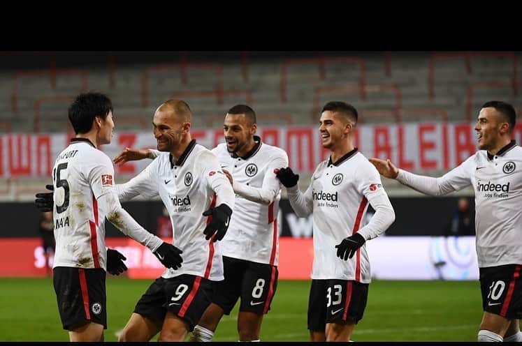 鎌田大地さんのインスタグラム写真 - (鎌田大地Instagram)「I want to thank all of the Eintracht Family for the last six years. I had a lot of incredible moments and memories and I am proud to have contributed to the history of Eintracht which I will never forget!   The atmosphere and enthusiasm of the stadium created by the Eintracht fans was the stage I had dreamed of since I started playing soccer.  I will never forget playing in this stadium and playing in front of such amazing fans.  I have experienced many wonderful things with Eintracht, both with the fans and with the team as well and I will do my best to finish the saison with a happy end!! Let‘s win the DFB-Pokal!!   @eintrachtfrankfurt」4月13日 2時02分 - kamadadaichi